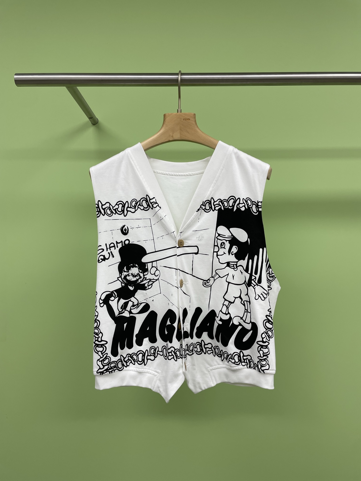 NO:311928,175Magliano 25SS Spring and summer new white Pinocchio letter printed V-neck vest top, freshly layered in spring, this season's inspiration is a tribute to the designer's childhood. The classic Pinocchio print elements are cute and playful, and it already has the feeling of spring. The black and white prints are so beautiful that I can't resist, simple and yet high-end. The fresh and refined white, like the sunshine in the early morning, this design really makes me feel the satisfaction of 