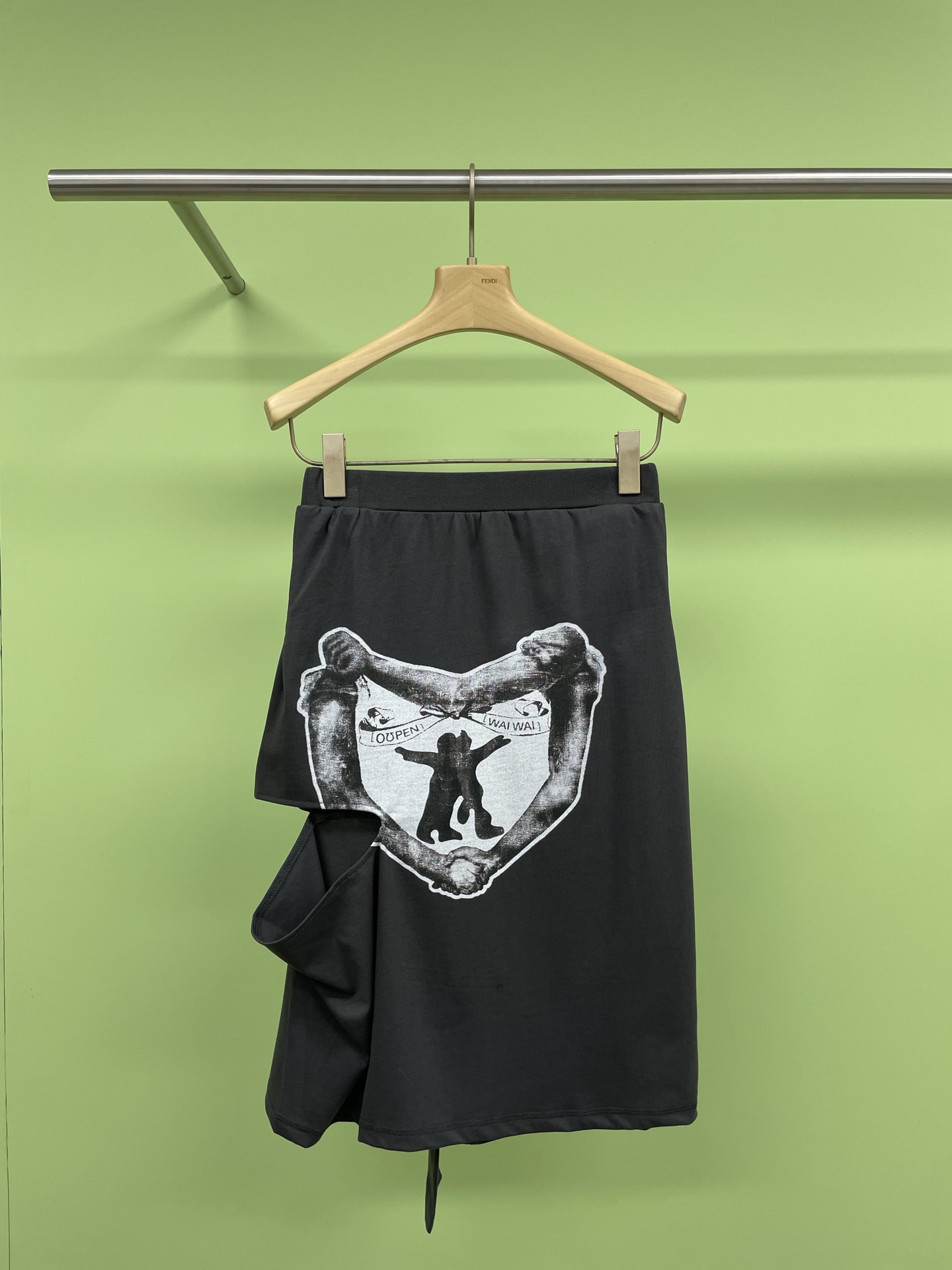 NO:311935,OPEN YY designer brand 25 early spring hug love skirt. Today I recommend a hug love printed lace-up skirt. It not only looks eye-catching, but also very suitable for layering. The design of this skirt is inspired by the warm embrace in winter, the warm sunshine, and the yearning for a better life. The printed elements adopt a unique hug design, which makes people feel its uniqueness and warmth at a glance. The lace-up style provides more possibilities for matching. Whether it is a sweet bow or a simple and neat tailoring, it can be easily controlled. In terms of fabric, it uses a soft and warm cotton blend material, which fits the skin while also ensuring the comfort of wearing. Its selling point is undoubtedly the charm of Li Sara, and its color and design to soundsaround  The brand’s tribute, when you wear it, you can not only feel the strong Korean style, but also become a beautiful landscape in winter. Wearing this skirt can not only enhance the overall fashion sense, but also make you feel a hint of warmth and uniqueness in the cold winter. It is not only a must-have item for winter wardrobe, but also a perfect choice to show your personal taste. Size SM, skirts, alexander wang19860909OPEN YY设计师品牌25早春抱抱爱心半身裙,今天给大家推荐一款拥抱爱心印花系带开口半裙,它不仅外观吸睛,还非常适合层搭穿着,这款半裙的设计灵感来源于冬日里的温暖拥抱,和煦的阳光,以及对美好生活的向往,印花元素采用了独特的拥抱设计,让人一眼就能感受到它的独特和温馨,系带开口的款式为搭配提供了更多的可能性,无论是甜美的蝴蝶结,还是简约的利落剪裁,都能轻松驾驭,面料方面,采用了柔软且保暖的人棉混纺材质,贴合肌肤的同时,也保证了穿着的舒适度,而它的卖点,无疑是李莎拉同款的魅力,以及它在色彩和设计上对 soundsaround 品牌的致敬,穿上它,你不仅能感受到浓浓的韩系风格,还能在冬日里成为一道亮丽的风景线,穿上这款半裙,不仅能提升整体的时尚感,还能让你在寒冷的冬日里,感受到一丝温暖和独特.它不仅是冬季衣橱的必备单品,更是展现个性品味的不二之选. 码数SM,,skirts,alexander wang,Women's clothing