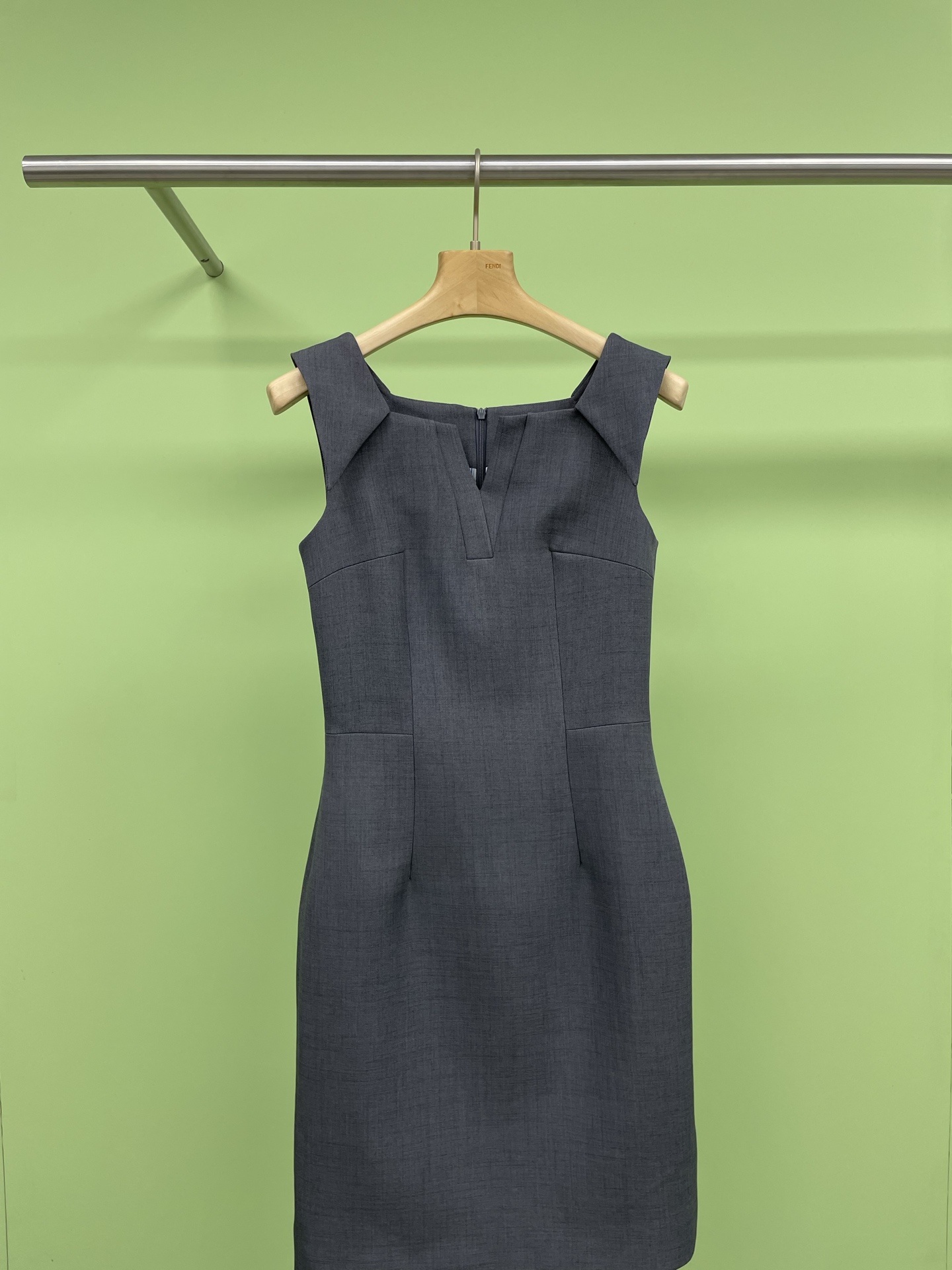 NO:312968,SHUSHUTONG2025 spring new fashionable sleeveless long small lapel waist straight dress, Hepburn style French retro dress, elegant temperament and classic perpetuity, when it comes to elegance and nobility and femininity, always think of Hepburn at the first time. Her extraordinary temperament and taste have become a classic passed down. Hepburn style outfits and decorations have also influenced countless women. Romantic and tender French retro dresses, simple lines and tailoring, and appropriately outlined graceful waistline and flexible skirt hem. Such a dress can undoubtedly show the elegant yet pretty charming charm of women without complicated decoration and matching. This dress is made of suit fabric, which not only has good elasticity and wrinkle resistance, but also brings you a comfortable wearing experience. Its V  The collar design can modify the neck lines and show the charming collarbone, while also adding a bit of sexy and feminine. The waist-hugging design can highlight the beauty of women and make you more charming. It is also suitable for various occasions, whether it is a formal business occasion or a casual social event, which can make you the focus. It can be paired with high heels, sandals or boots to show different styles and charms. Size SML, sandals, boots, high heels, skirts, business suit, alexander wang19860909SHUSHUTONG2025春装新款时尚无袖长款小翻领收腰直身连衣裙,赫本风法式复古连衣裙,气质优雅,经典永存,提到优雅高贵与女人味,总是第一时间想到赫本,她卓然的气质与品位,成为了流传的经典.赫本风的穿搭和衣饰也影响着无数女性,浪漫柔情的法式复古风连衣裙,简约地线条与剪裁,恰如其分勾勒出的曼妙腰线和灵动裙摆,这样的连衣裙无需繁复的装饰和搭配就能将女性优雅又不失俏丽的迷人魅力展露无疑,这款连衣裙选用西装面料,不仅具有良好的弹力和抗皱性,还能给你带来舒适的穿着体验,它的V 领设计可以修饰颈部线条,展现出迷人的锁骨,同时也增加了几分性感和女人味,收腰设计能够凸显出女性的曲线美,让你更加迷人动人,它也适合各种场合,无论是正式的商务场合还是休闲的社交活动,都能让你成为焦点,它可以搭配高跟鞋、凉鞋或靴子,展现出不同的风格和魅力. 码数SML,,sandals,boots,high heels,skirts,business suit,alexander wang,Women's clothing