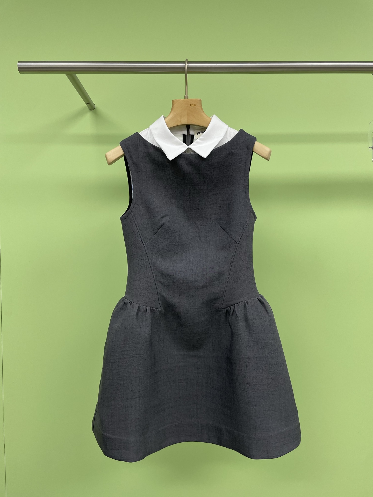 NO:312971,SHUSHUTONG2025 spring new style shirt collar sleeveless dress, elegant temperament, cool and anti-wrinkle slim OL commuter lapel dress, colorful summer, a dress that can go out without any effort and wear is undoubtedly the favorite of lazy people. Among the many summer dresses, shirt collar dress naturally occupies a place, without too much decoration and embellishment, the whole dress relies entirely on fabric, tailoring, and craftsmanship to present its high-end feeling. The combination of a micro-slim fit lapel design modifies the face shape and makes it look youthful and energetic. The waist is waist-hugging, and the blessing of multiple provincial roads cleverly controls the comfort and overall proportion, emphasizing the waistline, hiding the flesh and hiding the crotch, and the back of the waist  The back is equipped with an invisible zipper, which is beautiful, practical and convenient for daily putting on and taking off. It is decent and not deliberately, does not restrict the body type, nor does it stick to style and age. It is compatible with many occasions such as workplace and social networking. The luster, fullness and swaying of the fabric are better than before. It is a low-key and connotation light luxury suit fabric with weighty feel and is easy to take care of every day. It can be said to be the core advantage. It is also better than other fabrics in weaving process. It is also incomparable to ordinary fibers on the market. The texture is crisp and stylish, with a sense of silhouette. It has a good support when worn on the body. It will not soften and lose its shape. It feels cool. The texture is light and does not lose weight. It is very suitable for summer. It is comfortable to stick to the skin and is not easy to deform.  The hot summer still brings you a cool and silky experience. SML, skirts, shirts, business suit, alexander wang19860909SHUSHUTONG2025春装新款撞料衬衫领无袖连衣裙,优雅气质凉感抗皱显瘦OL通勤翻领连衣裙,缤纷夏日,一件不用费心思、穿上即可出门的连衣裙无疑是懒人们的最爱,而在众多夏日连衣裙中,衬衫领连衣裙自然也占据了一席之地,没有过多的装饰点缀,整件衣服全靠面料、剪裁、工艺呈现出它的高级感,合体微修身的版型翻领设计,修饰脸型的同时更显青春活力,腰部做了收腰的处理,多省道加持巧妙把控舒适度与整体比例,强调腰线,遮肉藏拙,腰部后背设有隐形拉链,美观实用又方便日常穿脱,得体不刻意,不限制身材类型,也不拘泥于风格年龄,兼容职场、社交等多场合,面料的光泽和饱满度、垂顺度比之前要更加好,是低调有内涵的轻奢西装面料,手感很有分量,日常便捷易打理打理,可以说是核心优势了,在织造工艺上也优于其他面料,这也是市面上的普通纤维所不可比拟的,质地挺括有型,自带廓形感,穿在身上有很好的支撑力,不会软塌无型,触感清凉,质地轻盈不失分量,很适合夏天,贴肤舒适不易变形, 炎热夏季依旧带给你冰爽丝滑的体验感. 码数SML,,skirts,shirts,business suit,alexander wang,Women's clothing