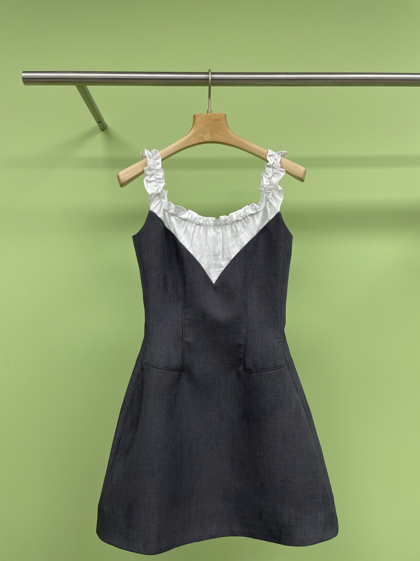 NO:312977,SHUSHUTONG2025 spring dress new fashionable style spliced ​​lace collar dress, one of the popular small skirts in spring and summer, the spliced ​​lace collar is cute, and the strap can be worn in one shoulder. The classic waist-hugging style looks very slim on the upper body. The U-neck design just shows the charming collarbone lines. The little sexy and playful are a bit of playful, instantly becoming the visual focus. The exquisite lace at the neckline and shoulder straps are full of girlish heart, gentle and sweet, the suspender style is light and flexible, and the thin shoulder straps are gently wrapped around the fair skin.  It creates a pitiful and pure atmosphere. The short skirt is full of vitality and shakes gently with the wind when walking. It has a sense of vitality. The waist-hugging design is even more unique. It perfectly outlines a slender waist, highlights the curve of the figure, with a bulge in front and a tilt back, making people instantly change into an S-shaped figure. In the slightly warm weather in early spring, it is perfect to wear it. Whether it is going out on the street, a date or a party, you can easily control the whole audience. Sisters, believe me, this skirt is really a killer of men and women. Whoever wears it looks good, promise me that you must have it.  SML, skirts, alexander wang19860909SHUSHUTONG2025春装新款时尚气质拼接花边领连衣裙,春夏热门小裙之一,拼接的花边领很可爱,可吊带可一字肩两种穿法,经典的收腰版型上身很显瘦,U领设计,恰到好处地展现出迷人的锁骨线条,小性感中又带着几分俏皮,瞬间成为视觉焦点,领口和肩带处的精致花边,满满少女心,温柔又甜美,吊带款式轻盈又灵动,细肩带在白皙的肌肤上轻轻缠绕,营造出一种楚楚可怜的纯欲氛围,短款裙摆活力满满,走起来随风轻摇,元气感十足,收腰的设计更是一绝,完美勾勒出纤细的小蛮腰,凸显身材曲线,前凸后翘,让人秒变S型身材,在早春微微温热的天气里,穿着它再合适不过啦,不管是日常出街、约会还是参加派对,都能轻松拿捏全场,姐妹们,相信我,这条裙子真的是斩男又斩女,谁穿谁好看,答应我,一定要拥有它. 码数SML,,skirts,alexander wang,Women's clothing