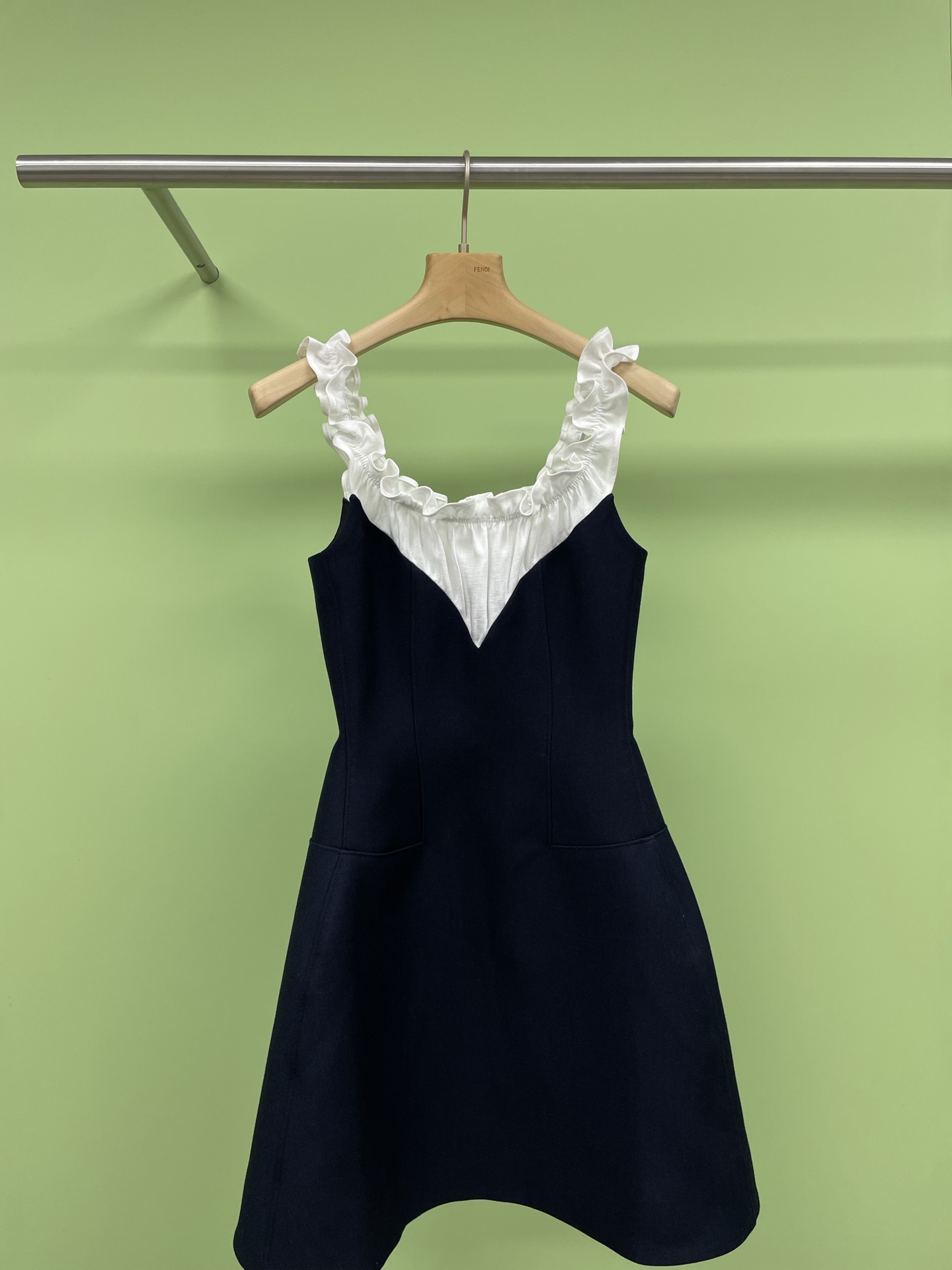 NO:312983,SHUSHUTONG2025 spring dress new fashionable style spliced ​​lace collar dress, one of the popular small skirts in spring and summer, the spliced ​​lace collar is cute, and the strap can be worn in one shoulder. The classic waist-hugging style looks very slim on the upper body. The U-neck design just shows the charming collarbone lines. The little sexy and playful are a bit of playful, instantly becoming the visual focus. The exquisite lace at the neckline and shoulder straps are full of girlish heart, gentle and sweet, the suspender style is light and flexible, and the thin shoulder straps are gently wrapped around the fair skin.  It creates a pitiful and pure atmosphere. The short skirt is full of vitality and shakes gently with the wind when walking. It has a sense of vitality. The waist-hugging design is even more unique. It perfectly outlines a slender waist, highlights the curve of the figure, with a bulge in front and a tilt back, making people instantly change into an S-shaped figure. In the slightly warm weather in early spring, it is perfect to wear it. Whether it is going out on the street, a date or a party, you can easily control the whole audience. Sisters, believe me, this skirt is really a killer of men and women. Whoever wears it looks good, promise me that you must have it.  SML, skirts, alexander wang19860909SHUSHUTONG2025春装新款时尚气质拼接花边领连衣裙,春夏热门小裙之一,拼接的花边领很可爱,可吊带可一字肩两种穿法,经典的收腰版型上身很显瘦,U领设计,恰到好处地展现出迷人的锁骨线条,小性感中又带着几分俏皮,瞬间成为视觉焦点,领口和肩带处的精致花边,满满少女心,温柔又甜美,吊带款式轻盈又灵动,细肩带在白皙的肌肤上轻轻缠绕,营造出一种楚楚可怜的纯欲氛围,短款裙摆活力满满,走起来随风轻摇,元气感十足,收腰的设计更是一绝,完美勾勒出纤细的小蛮腰,凸显身材曲线,前凸后翘,让人秒变S型身材,在早春微微温热的天气里,穿着它再合适不过啦,不管是日常出街、约会还是参加派对,都能轻松拿捏全场,姐妹们,相信我,这条裙子真的是斩男又斩女,谁穿谁好看,答应我,一定要拥有它. 码数SML,,skirts,alexander wang,Women's clothing