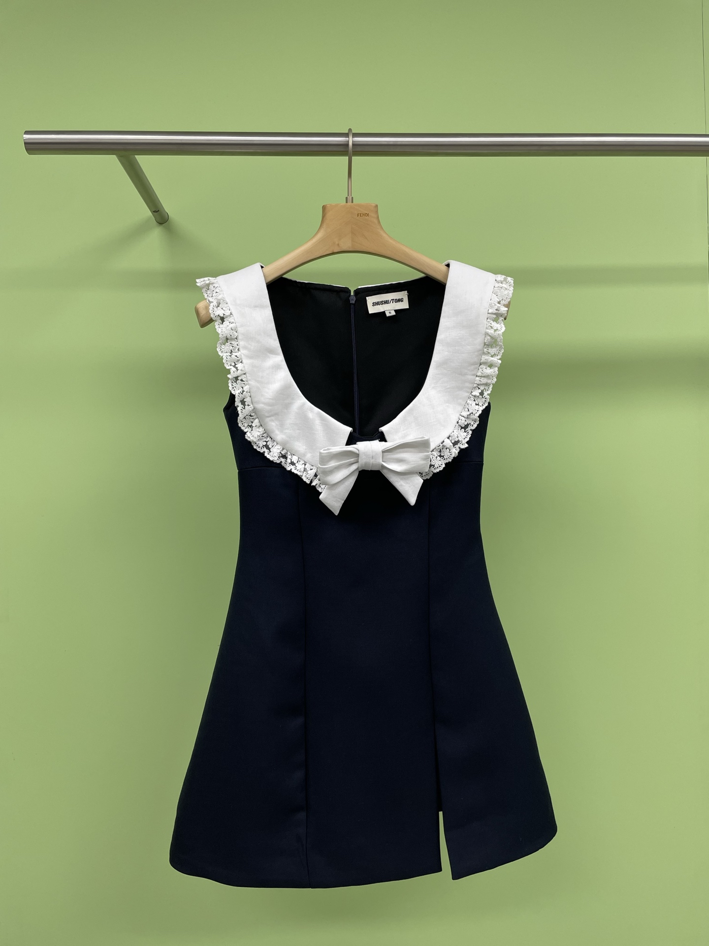 NO:312989,SHUSHUTONG2025 Spring Clothing New Fashion Elegant Trendy Boutique Round Neck Sleeveless Dress, Summer Sweet Cool Girl Wearing a Double-layer Doll Collar Dress, Low-key and Simple Blue Spliced ​​Doll Collar is a fresh and eye-catching sweet girl style, the large lapel always gives people a very pure feeling, the sweet girl next door shows the sweet romance of the girl. The waist design of this dress is very outstanding, which can naturally tighten the waist and highlight the beauty of women's curves. The A-line skirt helps balance the proportions of the upper and lower body, making the overall look more harmonious. Whether it is worn alone or with simple accessories, it can easily create a sweet and gentle style. SML, skirts, alexander wang19860909SHUSHUTONG2025春装新款时尚优雅气质潮流精品圆领无袖连衣裙,夏日甜酷女孩穿搭双层娃娃领连衣裙,低调简约的蓝色拼接娃娃领是清新养眼的甜系女孩风格,大翻领总是给人很纯净的感觉,甜甜的邻家少女,展现出女孩的甜蜜浪漫,这款连衣裙的收腰设计非常出色,能够自然地收紧腰部,突出女性的曲线美,A字裙摆则有助于平衡上下身比例,使得整体造型更加和谐,无论是单穿还是搭配简单的配饰,都能轻松打造出甜美温柔的风格. 码数SML,,skirts,alexander wang,Women's clothing