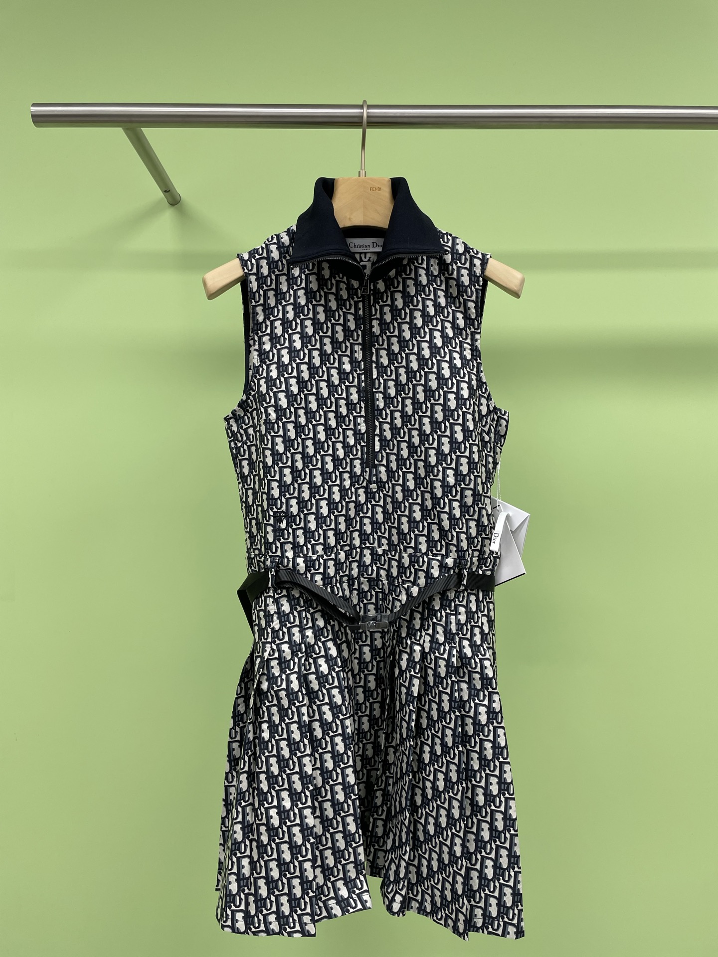 NO:320159,Dior jacquard letters full logo lapel dress, lapel short-sleeved design, three-dimensional slim fit style cut, top body looks slim and age-reducing, temperament D letters jacquard and sunny retro, custom belt matching, classic Monograw jacquard, simple, atmospheric and fashionable, very beautiful, the upper body has a more layered feeling, the overall effect is classic and yet design sense, and you don’t need to work hard every day to match it. A must-have style for today’s outfit, a pear-shaped figure or thick legs can completely improve your strengths and avoid your weaknesses. SML P,,dior, skirts, T-shirt, alexander wang19860909Dior提花字母满Logo翻领连衣裙,翻领短袖设计,立体修身版型剪裁,上身显瘦又减龄,气质D字母提花吸晴复古,定制腰带搭配,经典Monograw提花,简约大气又时尚,非常好看,上身更有层次感,整体效果经典又不失设计感,不需要每天费劲脑汁想搭配,一条搞定今日穿搭,梨形身材或者腿粗的姐妹必入的款,完全可以扬长避短. 码数SML P,,dior,skirts,T-shirt,alexander wang,Women's clothing