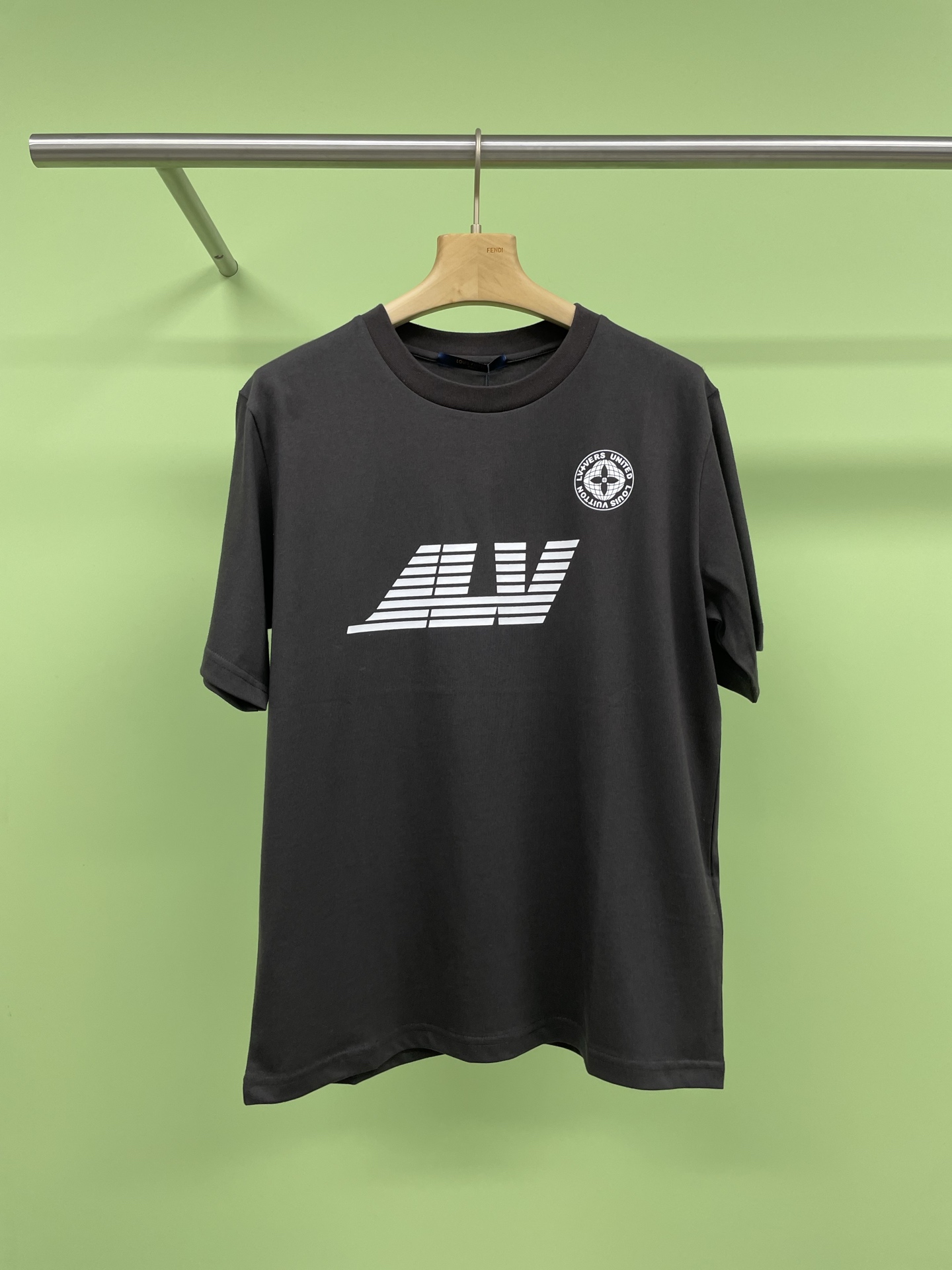 NO:320165,LV2025 spring and summer new dark ebony signature printed T-shirt, this patterned T-shirt is made of dark ebony, washed and has a retro effect, and is decorated with contrasting printed signatures. It is inspired by the travel theme of this season. It is easy to match and brings a retro temperament to casual styles. The spring and summer casual outfit is essential. The letter printing on the chest is completely reflected in the advanced aesthetic workmanship. The workmanship of the printed letters is exquisite and atmospheric, with a strong three-dimensional feeling, which is very amazing. The fabric is soft and skin-friendly. It is definitely the absolute king of basic styles this year. It is not greasy to wear, and it is a simple and chic temperament that is loose and moderate. SML P,,louis vuitton,tees, t-shirt, alexander wang19860909LV2025春夏新品深乌木签名印花T恤,这款图案 T 恤采用深乌木色,经过水洗处理,具有复古效果,上面点缀着对比鲜明的印花签名,灵感来自本季的旅行主题,它易于搭配,为休闲造型带来复古气质,春夏休闲穿搭必不可少,胸前字母印花完完全全体现在高级审美的做工上, 印花字母做工更是精致大气,立体感超强,非常惊艳,面料柔软亲肤,绝对是今年绝对的基础款之王,怎么穿都不腻,松弛有度的简约潇洒气质. 码数SML P,,louis vuitton,tees，t-shirt,alexander wang,Women's clothing