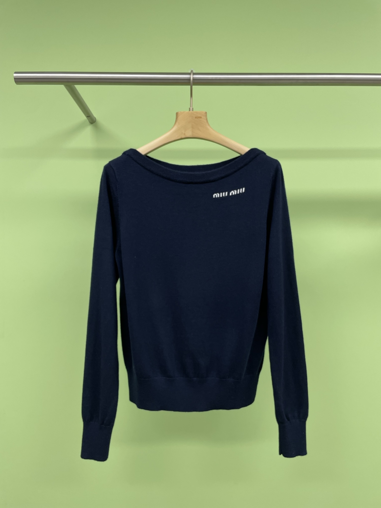 NO:320171,MiuMiu2025 letter logo one-shoulder knit top, the charm code for wearing a new style and simple top, Baozi, 2025 popular dressing award has added a new member, these two simple tops must be recommended to you, the gray style is a gentle one-shoulder design, inadvertently revealing the exquisite collarbone, which has a super atmosphere, while the navy blue style is a unique one-shoulder style, paired with exquisite necklace, the fashion sense is directly full, the yarn is soft and skin-friendly, and the upper body is super comfortable. Paired with white shorts or black short skirts, you can easily create different styles, whether it is casual or a small date, it can make you beautiful. SML P,,miumiu, skirts, shorts, necklace, alexander wang19860909MiuMiu2025字母logo一字肩针织上衣,穿搭新风尚简约上衣的魅力密码,宝子们,2025 流行穿搭大赏又添新成员啦,这两款简约上衣必须安利给你们,灰色款是温柔的一字肩设计,不经意间露出精致锁骨,超有氛围感,而藏青色款则是个性的单肩样式,搭配上精致的项链,时尚感直接拉满,纱线柔软亲肤,上身超级舒适,搭配白色短裤或者黑色短裙,都能轻松打造出不同风格,无论是休闲日常还是小聚约会,都能让你美美的. 码数SML P,,miumiu,skirts,shorts,necklace,alexander wang,Women's clothing