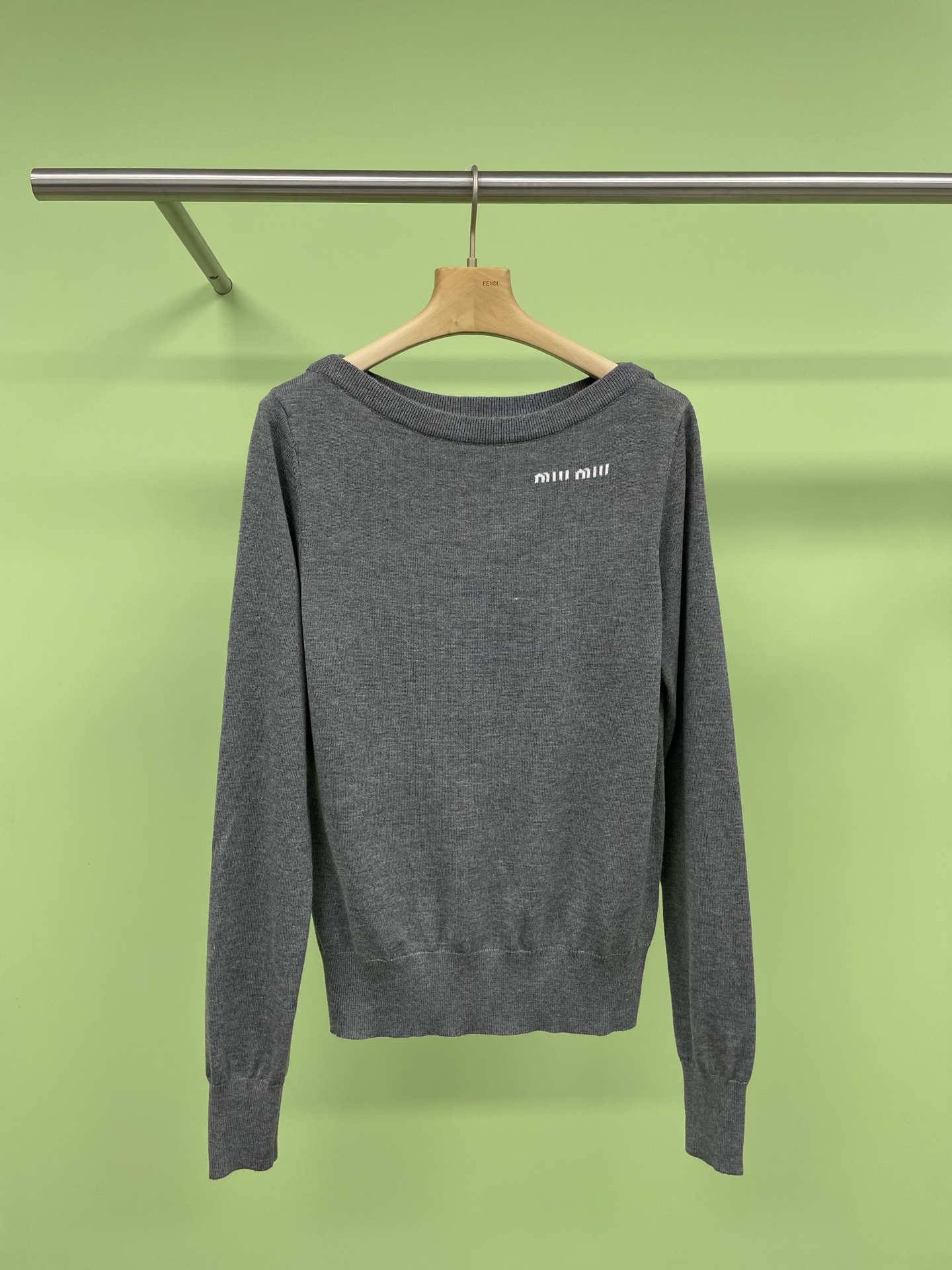 NO:320177,MiuMiu2025 letter logo one-shoulder knit top, the charm code for wearing a new style and simple top, Baozi, 2025 popular dressing award has added a new member, these two simple tops must be recommended to you, the gray style is a gentle one-shoulder design, inadvertently revealing the exquisite collarbone, which has a super atmosphere, while the navy blue style is a unique one-shoulder style, paired with exquisite necklace, the fashion sense is directly full, the yarn is soft and skin-friendly, and the upper body is super comfortable. Paired with white shorts or black short skirts, you can easily create different styles, whether it is casual or a small date, it can make you beautiful. SML P,,miumiu, skirts, shorts, necklace, alexander wang19860909MiuMiu2025字母logo一字肩针织上衣,穿搭新风尚简约上衣的魅力密码,宝子们,2025 流行穿搭大赏又添新成员啦,这两款简约上衣必须安利给你们,灰色款是温柔的一字肩设计,不经意间露出精致锁骨,超有氛围感,而藏青色款则是个性的单肩样式,搭配上精致的项链,时尚感直接拉满,纱线柔软亲肤,上身超级舒适,搭配白色短裤或者黑色短裙,都能轻松打造出不同风格,无论是休闲日常还是小聚约会,都能让你美美的. 码数SML P,,miumiu,skirts,shorts,necklace,alexander wang,Women's clothing