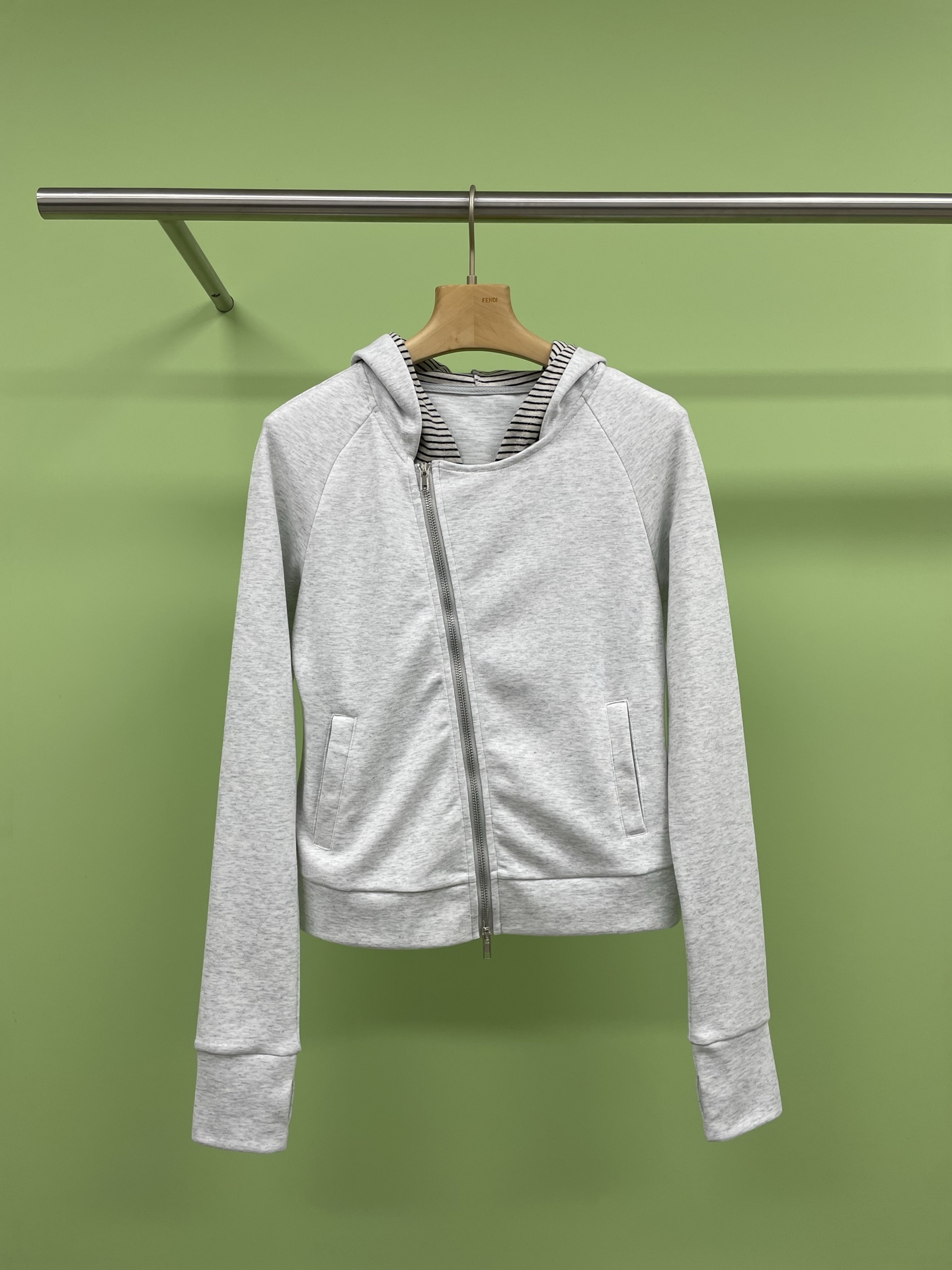 NO:320181,RARELY ALIKE Fake two-piece hooded slanted contrasting sweatshirt, fashionable top-notch students' daily match for early spring, spring is here, are you ready?  If not yet, then take a look at this hooded sweatshirt for women with slim slim tops for thin hot girls. This jacket is not only fashionable, but also very practical, and is a must-have item for you at the beginning of the year. This jacket adopts a Korean design and is full of fashion. The design of the hooded cardigan is very versatile. It can be matched with various clothes to make your outfit more diverse. The zipper design is also very practical, which is convenient for you to put on and take off. At the same time, it also adds the fashion sense of the entire jacket. This jacket adopts a slim design, which can well show your figure curves, so that it can make it easier for you to put on and take off.  You look slimmer, and at the same time, its material is also very comfortable to wear and will not make you feel restrained. It adopts a thin design, which is very suitable for spring and autumn outfits. It can be worn as a jacket or an inner outfit, which is very practical, and its color is also very suitable for spring, making you look warmer. This jacket is very suitable for hot girls to wear, full of fashion, making you look more elegant, and its design is also very versatile. It can be matched with various clothes to make your outfits more diverse.  SML P, hoodie, sweatshirts, jackets & coats, hats, alexander wang19860909RARELY ALIKE 假两件连帽斜襟撞色卫衣,时髦尖子生早春日常搭配,春天来了,你准备好了吗？如果还没有,那就来看看这款连帽卫衣女修身显瘦上衣薄款辣妹拉链外套吧,这款外套不仅时尚,而且非常实用,是你开年必备的单品,这款外套采用了韩版设计,时尚感十足,连帽开衫的设计非常百搭,可以搭配各种衣服,让你的穿搭更加多样化,拉链设计也非常实用,方便你穿脱,同时也增加了整个外套的时尚感,这款外套采用修身设计,可以很好地展现你的身材曲线,让你看起来更加苗条,同时,它的材质也非常舒适,穿起来非常舒适,不会让你感到束缚,采用了薄款设计,非常适春秋季的穿搭,它既可以当做外套穿,也可以当做内搭,非常实用,而且它的颜色也非常适合春季,让你看起来更加温暖,这款外套非常适合辣妹们穿搭,时尚感十足,让你看起来更加有气质,而且,它的设计也非常百搭,可以搭配各种衣服,让你的穿搭更加多样化. 码数SML P,,hoodie,sweatshirts,jackets & coats,hats,alexander wang,Women's clothing