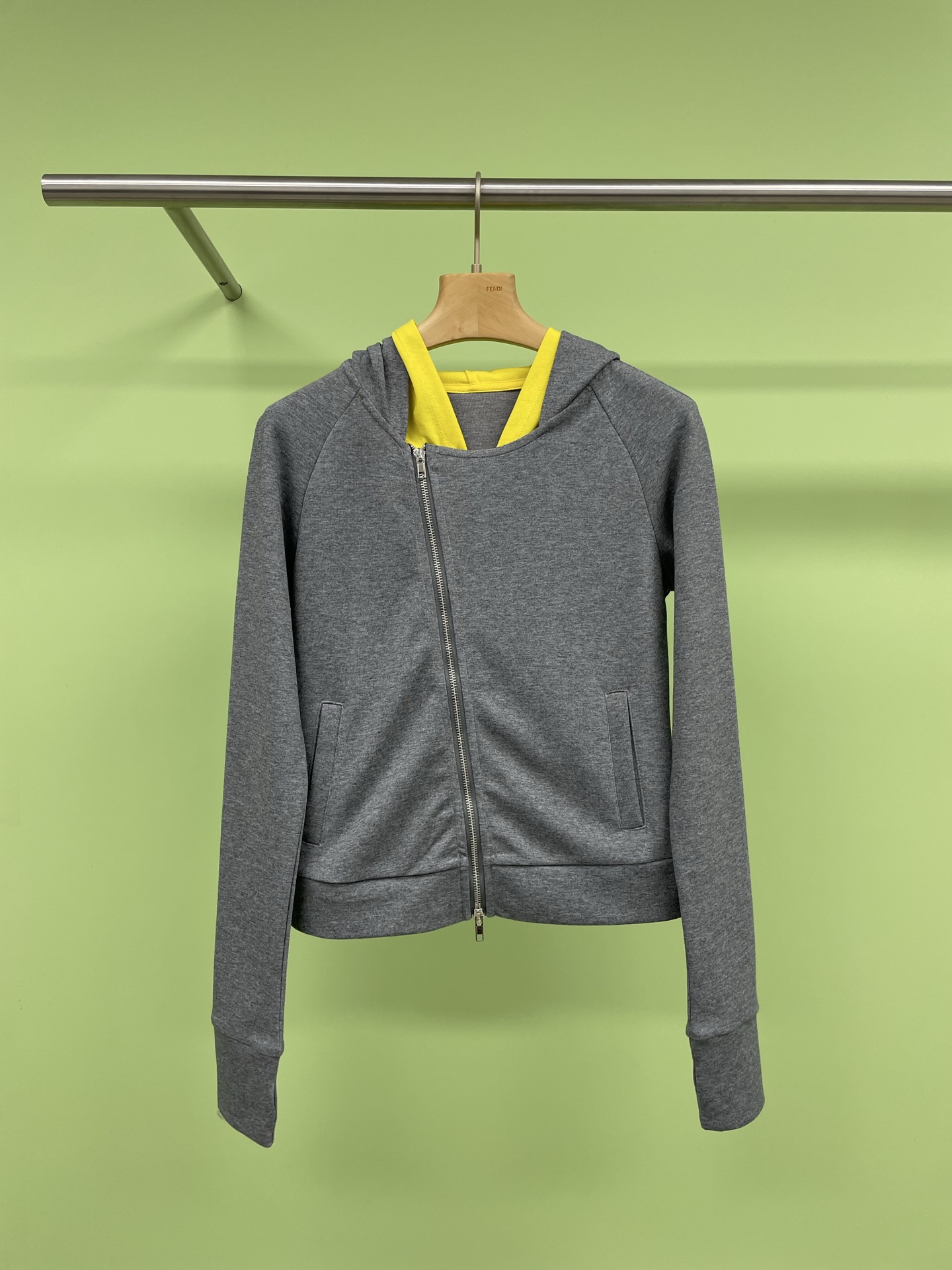 NO:320185,RARELY ALIKE Fake two-piece hooded slanted contrasting sweatshirt, fashionable top-notch students' daily match for early spring, spring is here, are you ready?  If not yet, then take a look at this hooded sweatshirt for women with slim slim tops for thin hot girls. This jacket is not only fashionable, but also very practical, and is a must-have item for you at the beginning of the year. This jacket adopts a Korean design and is full of fashion. The design of the hooded cardigan is very versatile. It can be matched with various clothes to make your outfit more diverse. The zipper design is also very practical, which is convenient for you to put on and take off. At the same time, it also adds the fashion sense of the entire jacket. This jacket adopts a slim design, which can well show your figure curves, so that it can make it easier for you to put on and take off.  You look slimmer, and at the same time, its material is also very comfortable to wear and will not make you feel restrained. It adopts a thin design, which is very suitable for spring and autumn outfits. It can be worn as a jacket or an inner outfit, which is very practical, and its color is also very suitable for spring, making you look warmer. This jacket is very suitable for hot girls to wear, full of fashion, making you look more elegant, and its design is also very versatile. It can be matched with various clothes to make your outfits more diverse.  SML P, hoodie, sweatshirts, jackets & coats, hats, alexander wang19860909RARELY ALIKE 假两件连帽斜襟撞色卫衣,时髦尖子生早春日常搭配,春天来了,你准备好了吗？如果还没有,那就来看看这款连帽卫衣女修身显瘦上衣薄款辣妹拉链外套吧,这款外套不仅时尚,而且非常实用,是你开年必备的单品,这款外套采用了韩版设计,时尚感十足,连帽开衫的设计非常百搭,可以搭配各种衣服,让你的穿搭更加多样化,拉链设计也非常实用,方便你穿脱,同时也增加了整个外套的时尚感,这款外套采用修身设计,可以很好地展现你的身材曲线,让你看起来更加苗条,同时,它的材质也非常舒适,穿起来非常舒适,不会让你感到束缚,采用了薄款设计,非常适春秋季的穿搭,它既可以当做外套穿,也可以当做内搭,非常实用,而且它的颜色也非常适合春季,让你看起来更加温暖,这款外套非常适合辣妹们穿搭,时尚感十足,让你看起来更加有气质,而且,它的设计也非常百搭,可以搭配各种衣服,让你的穿搭更加多样化. 码数SML P,,hoodie,sweatshirts,jackets & coats,hats,alexander wang,Women's clothing