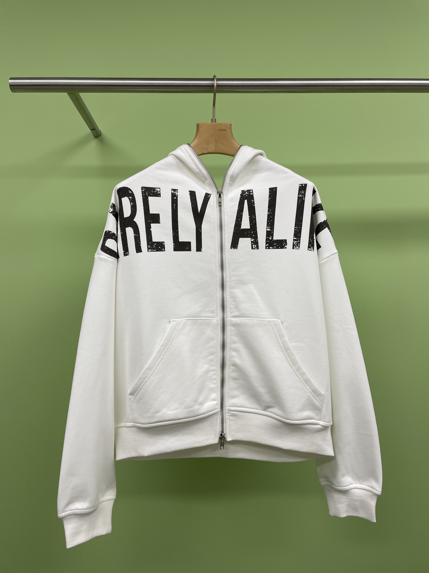 NO:320189,RARELY ALIKE  Designer brand SS25 printed loose zipper hooded sweatshirt, simple and comfortable to make your own classic hooded letter sweatshirt, heavy classic letter hooded sweatshirt, in terms of style, it not only presents an innate youthful feeling, but also automatically reduces age, and the upper body of the item is full of vitality. With it, it can always retain your youthful spirit. Paired with a close-fitting white long-sleeved T-shirt, it is not only layered, but also makes your outfit more three-dimensional and enhances the overall look.  Shangdu, sweatshirts can be paired with sweatpants, both of which are very comfortable items. When paired together, it makes the overall wear very relaxed and comfortable, suitable for daily casual and sports wear. Hooded sweatshirts are very matchable, and can also be matched with some tight bottoms, such as jeans and shark pants can easily modify the legs to make your legs look longer. Paired with high-waisted wide-leg jeans, as well as straight casual pants, sports pants, sickle pants, etc., you can easily create a Japanese casual style.  SML P, hoodie, sweatshirts, jeans, hats, alexander wang19860909RARELY ALIKE 设计师品牌SS25印花宽松拉链连帽卫衣,简单舒服做自己经典连帽款字母卫衣,重磅经典款字母连帽卫衣,在风格上,不仅能呈现出与生俱来的少年感,而且可以自动减龄,单品上身活力满满.有它在,可以永远保留你的少年气,搭配一件贴身的白色长袖体恤,不仅富有层次感,而且可以让你的穿搭更具立体感,提升了整体造型的时尚度,卫衣可以搭配运动裤,两者都是非常舒适的单品,搭配在一起使得整体穿着非常轻松自在,适合日常休闲和运动时穿着,连帽卫衣的可搭配性很强,也可以搭配一些紧身类的下装,如牛仔裤,鲨鱼裤可以很轻松的修饰腿型显腿长,搭配高腰拖地阔腿系列的牛仔裤以及直筒休闲裤,运动裤,镰刀裤等就能很轻松的营造出日系休闲风. 码数SML P,,hoodie,sweatshirts,jeans,hats,alexander wang,Women's clothing