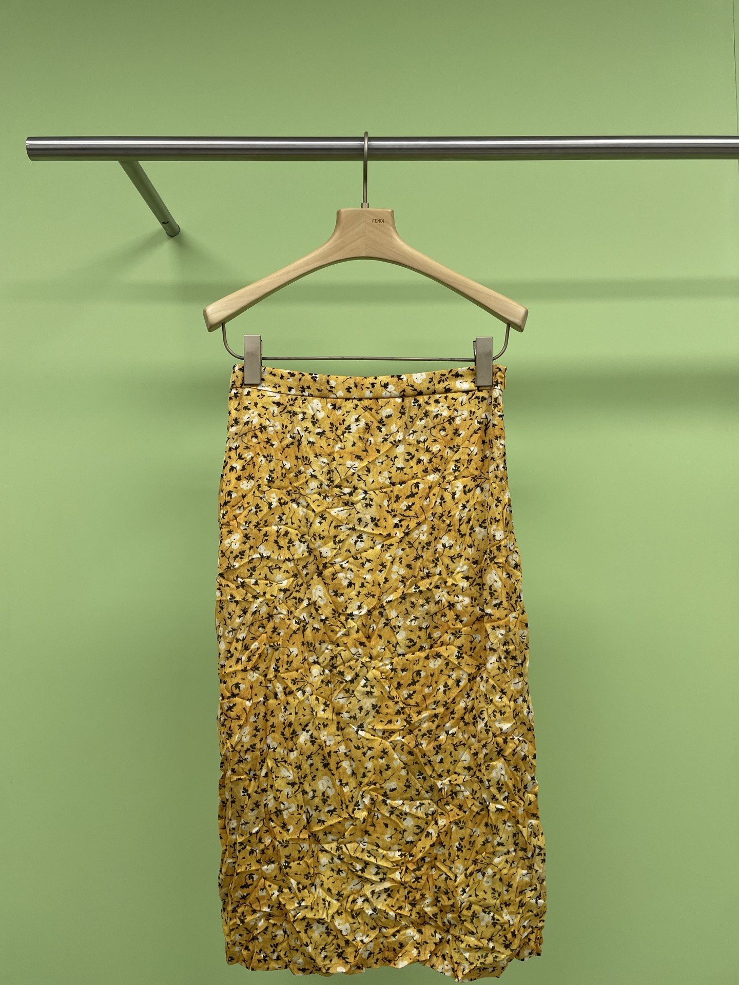 NO:320193,AUBRUINO's new casual and personalized printed wrinkled skirt straight mid-length skirt, fun and relaxed printed pleated skirt, side slit cleverly modify the body proportions, with comfortable lining, hand-painted printed patterns, artistic light three-dimensional pleated, summer hot, how can this be missing this cow X-quality product, it uses high-quality fabric, soft touch and comfortable to wear, unique pleated design, and exquisite printing patterns, allowing you to easily become the focus of fashion. The style of this skirt is medium-length, suitable for girls of all figures, and the two-color style is super slim, versatile, any top, choose it for summer outfit. Size XS S M P,, skirts, alexander wang19860909AUBRUINO新款休闲个性印花抓皱半裙直筒中长半裙,趣味松弛的印花褶皱半裙,侧开叉巧妙修饰身材比例,里面附有舒适内衬,手绘印花图案,艺术感轻盈立体压褶,夏日炎炎,怎能少了这款牛X货,巨炸它采用优质面料,触感柔软穿着舒适,独特的褶皱设计,加上精致的印花图案,让你轻松成为时尚焦点,这款半身裙的款式中长,适合各种身材的女生,而且两色款式超级显瘦,百搭任何上衣,夏日穿搭就选它. 码数XS S M P,,skirts,alexander wang,Women's clothing