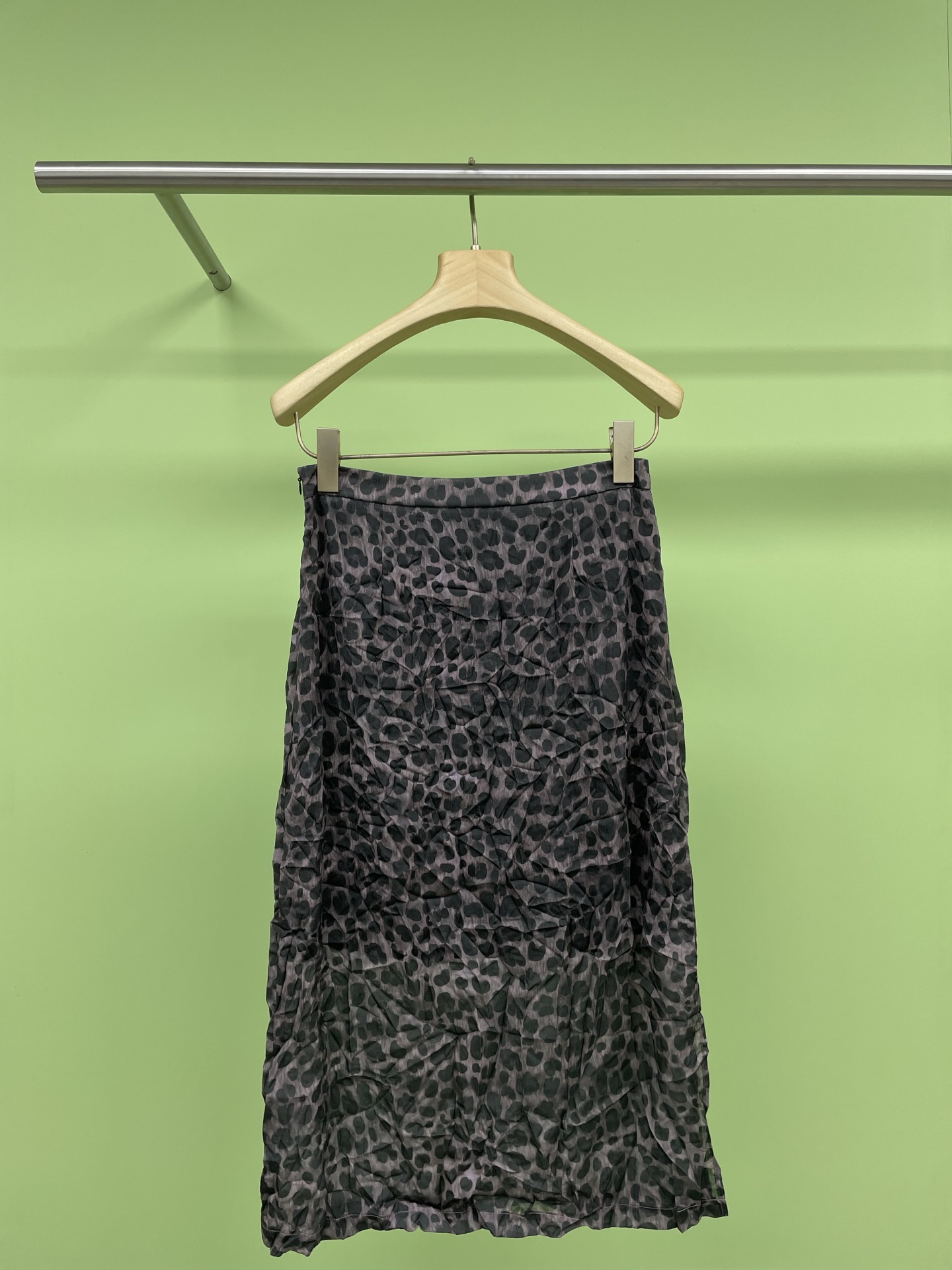 NO:320197,AUBRUINO's new casual and personalized printed wrinkled skirt straight mid-length skirt, fun and relaxed printed pleated skirt, side slit cleverly modify the body proportions, with comfortable lining, hand-painted printed patterns, artistic light three-dimensional pleated, summer hot, how can this be missing this cow X-quality product, it uses high-quality fabric, soft touch and comfortable to wear, unique pleated design, and exquisite printing patterns, allowing you to easily become the focus of fashion. The style of this skirt is medium-length, suitable for girls of all figures, and the two-color style is super slim, versatile, any top, choose it for summer outfit. Size XS S M P,, skirts, alexander wang19860909AUBRUINO新款休闲个性印花抓皱半裙直筒中长半裙,趣味松弛的印花褶皱半裙,侧开叉巧妙修饰身材比例,里面附有舒适内衬,手绘印花图案,艺术感轻盈立体压褶,夏日炎炎,怎能少了这款牛X货,巨炸它采用优质面料,触感柔软穿着舒适,独特的褶皱设计,加上精致的印花图案,让你轻松成为时尚焦点,这款半身裙的款式中长,适合各种身材的女生,而且两色款式超级显瘦,百搭任何上衣,夏日穿搭就选它. 码数XS S M P,,skirts,alexander wang,Women's clothing