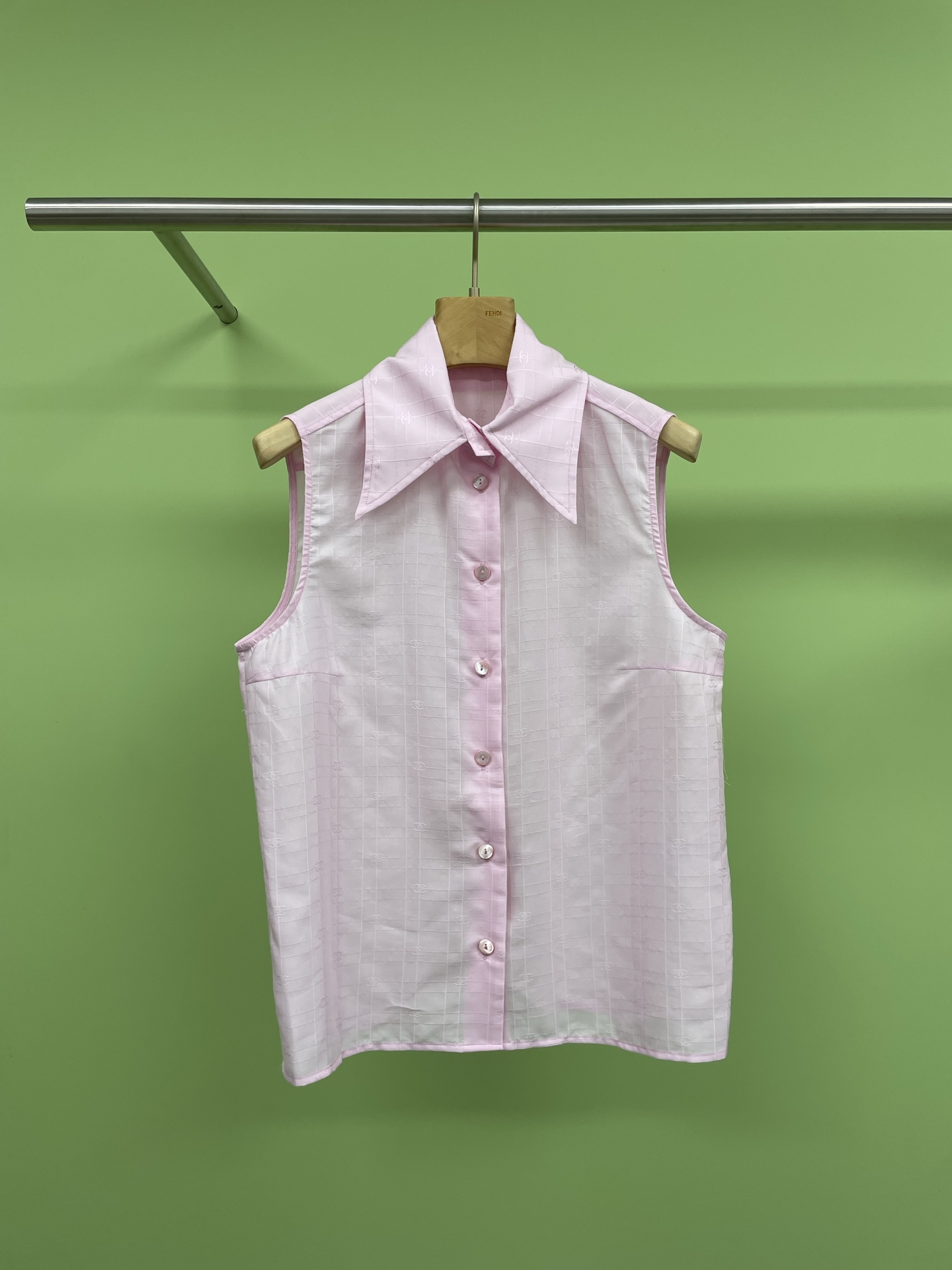 NO:320546,Chanel 2025 spring new dark pattern jacquard sleeveless shirt creates daily commuting outfits. As a must-have item in summer, the sleeveless shirt has the characteristics of fresh and sweet and simple temperament, allowing you to show confidence and elegance in your daily work. The fresh and sweet sleeveless shirt gives people a fresh and sweet feeling with its refreshing design style. The sleeveless design allows your arms to be free and show slender lines, allowing you to feel cool and comfortable in the hot summer. The simple and elegant lapel design and micro  The loose tailoring makes the sleeveless shirt appear simple but elegant. It is suitable for all occasions, whether it is a formal workplace or a casual date, and it can exude confidence and elegance. The silk cotton blended fabric is skin-friendly and comfortable. It is both skin-friendly and comfortable, and it can also breathe and sweat-absorb, allowing you to stay refreshed and comfortable in the hot summer. Paired with high-waisted skirts or pants, lengthen the leg lines and show a slender figure, allowing you to show confidence and elegant temperament in your daily commuting outfits.  SML, chanel, skirts,shirts,real silk,alexander wang19860909Chanel2025春季新款暗纹提花无袖衬衣,打造日常通勤穿搭,无袖衬衫作为夏季必备单品,具有清新甜美、简约气质的特点,让你在工作日常中展现出自信和优雅,清新甜美无袖衬衫以其清爽的设计风格,给人一种清新甜美的感觉,无袖设计让你的双臂得到自由,展现修长的线条,让你在炎炎夏日中感受到清凉与舒适,简约气质翻领设计和微宽松的剪裁,使无袖衬衫呈现出简约而不失气质的风格,它适合各种场合,无论是正式的工作场合还是休闲的约会,都能让你散发出自信和优雅,真丝棉混纺面料亲肤舒适,既具有亲肤舒适的特点,又能够透气吸汗,让你在炎热的夏季保持清爽和舒适,搭配高腰裙或裤子,拉长腿部线条,展现修长身姿,让你在日常通勤穿搭中展现出自信和优雅的气质. 码数SML,,chanel,skirts,shirts,real silk,alexander wang,Women's clothing