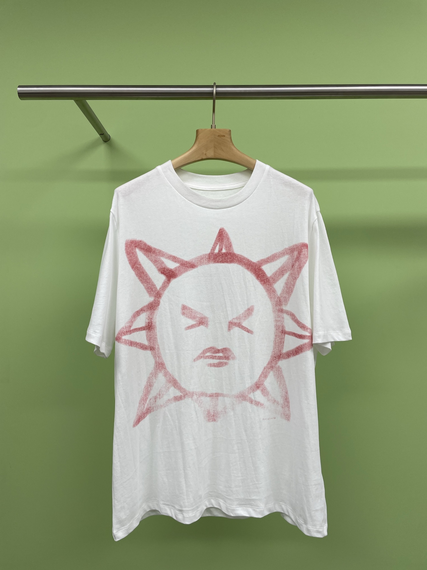 NO:320554,OUR LEGACY 2025 graffiti sun short-sleeved T-shirt, the summery atmosphere that comes to the face. The upper body is interesting and cute and age-reducing. The pattern on the chest combines the face with the sun and contains expectations and energy. It creates a slightly mottled and old effect on the print, which is very retro and has a fitting style. The upper body will naturally make you look slim. The comfortable round neck and high-quality threaded neckline are strong and durable, and it is not easy to curl and deform. The fabric is cotton. Custom-made and dyed high-quality double yarn cotton. The chest printing is all made of environmentally friendly paste printing technology. It is good to hide the flesh and make you look slim and not too loose and shaped. It is just right to wear, and it is easy to match casually and casually. SML, T-shirt,tees, t-shirt,alexander wang19860909OUR LEGACY 2025涂鸦太阳短袖T恤,扑面而来的夏日气息 上身趣味可爱又减龄,胸前印花的图案将人脸与太阳融合蕴含着期待与能量,在印花上做出微微斑驳作旧的效果,很有复古感,合身版型,上身穿着会自然形成显瘦,舒适圆领加高品质螺纹领口,结实耐穿,不容易卷边变形,面料是棉,定制定染优质双纱棉,胸前印花全部采用环保胶浆印刷工艺而成,藏肉显瘦不错,又不会过分松垮无型,穿起来刚刚好,休闲随性好搭配. 码数SML,,T-shirt,tees，t-shirt,alexander wang,Women's clothing