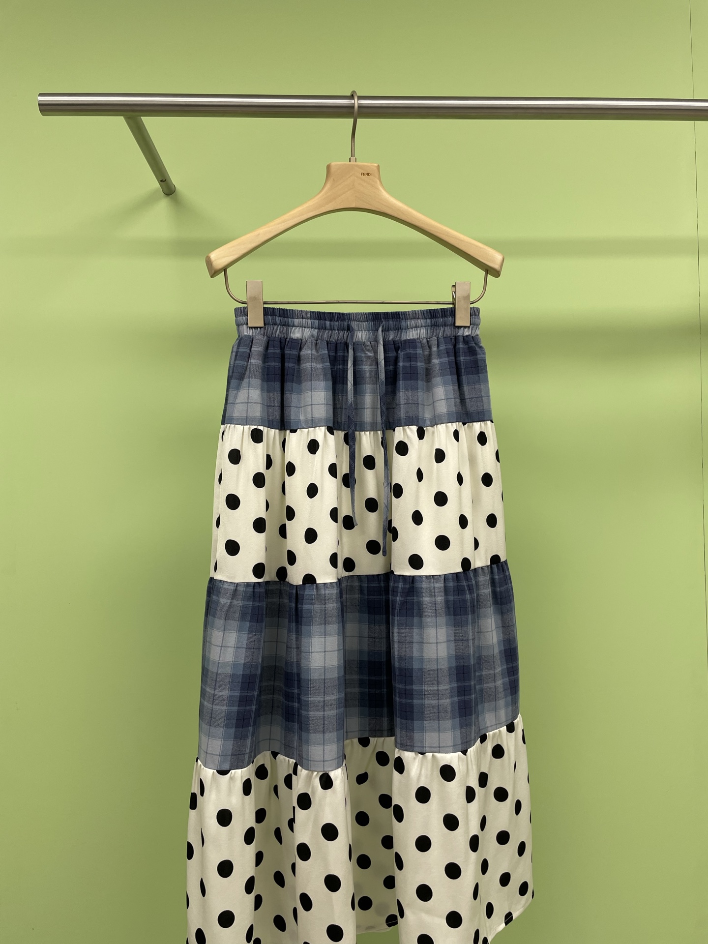 NO:320572,AUBRUINO2025 Spring Niche A-line Ethnic Style Colorful Spliced ​​Skirt. How can a dazzling skirt be missing in spring and summer?  This polka dot printed spliced ​​skirt has a full sense of design and a full of retro and ethnic style, making you unique among the crowd. The high-waisted and swinging design not only makes you look slim, but also makes your legs look longer, allowing you to show a confident figure in spring and summer. Whether it is matched with a T-shirt, shirt, or suspender vest, you can easily control it, allowing you to become the focus on any occasion. This skirt makes your spring and summer more brilliant, more confident, and awakens the spring-day close-fitting good things. Size SM, skirts, shirts, tees, t-shirt, alexander wang19860909AUBRUINO2025春季小众A字民族风彩色拼接半身裙,春夏季节,怎能少了一款亮眼的半身裙呢？这款波点印花拼接半身裙,设计感十足,复古民族风满满,让你在人群中独树一帜,高腰大摆的设计,不仅显瘦,更显腿长,让你在春夏季节也能展现出自信的身材,无论是搭配T恤、衬衫,还是吊带背心,都能轻松驾驭,让你在任何场合都能成为焦点,这款半身裙,让你的春夏更加出彩,更加自信,唤醒春日的贴身好物. 码数SM,,skirts,shirts,tees，t-shirt,alexander wang,Women's clothing
