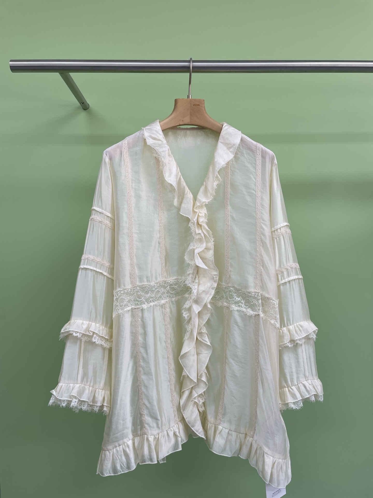 NO:320566,MMQ designer's new spring imported 25-year-old Organza loose temperament sweet ruffled shirt skirt, bite a bite cream puff, apricot yellow is the most gentle color, the daisy blooming in spring, a unique and elegant soft atmosphere, using a press-pleated acetic silk composite fabric, with delicate texture light and flowing, very high-end apricot yellow color fresh and gentle, simple French V-neck with two ruffled edges, the upper body becomes three-dimensional, exquisite and cute, elastic puff sleeve cuffs  It is also full of design sense. The two ruffles are spliced ​​gorgeously and beautifully, with a full drape, which can cleverly modify the body shape and make you look slim visually. Any combination is lazy and relaxed. The niche design does not match the style, and it stands out easily among the crowd. Whether it is a casual and daily style with jeans to create a casual and daily style or a skirt to create a gentle and famous socialite style, it can be perfectly integrated. Whoever wears it looks good in the series, fashionable and age-reducing, and wears it to your own style. It is a must-have for fairies in this way in spring.  Skirts, jeans,shirts,alexander wang19860909MMQ设计师款25春新品进口欧根纱宽松气质甜美荷叶边衬衫裙,咬一口奶油泡芙吧,杏黄色是最最温柔的颜色,春日绽放的雏菊,独特且淡雅的柔美气息,采用压褶感醋酸人丝复合面料,自带细腻的纹理轻盈飘逸,非常高级杏黄的颜色清新温婉,简约的法式V领搭配两道荷叶边,上身都变立体起来,精致又可爱,松紧泡泡袖的袖口也充满设计感,两道荷叶边的拼接华丽又漂亮,垂坠感十足,能巧妙修饰身形,视觉上狠狠显瘦,随便一搭就是慵懒松弛范,小众设计不撞款,在人群中轻松脱颖而出,不管是搭牛仔裤打造休闲日常风,还是配半身裙营造温柔名媛风,它都能完美融入,谁穿谁好看系列,洋气减龄,穿出自己的风格,开春这样穿清新又有质感,仙女必备. 码数SM,,skirts,jeans,shirts,alexander wang,Women's clothing