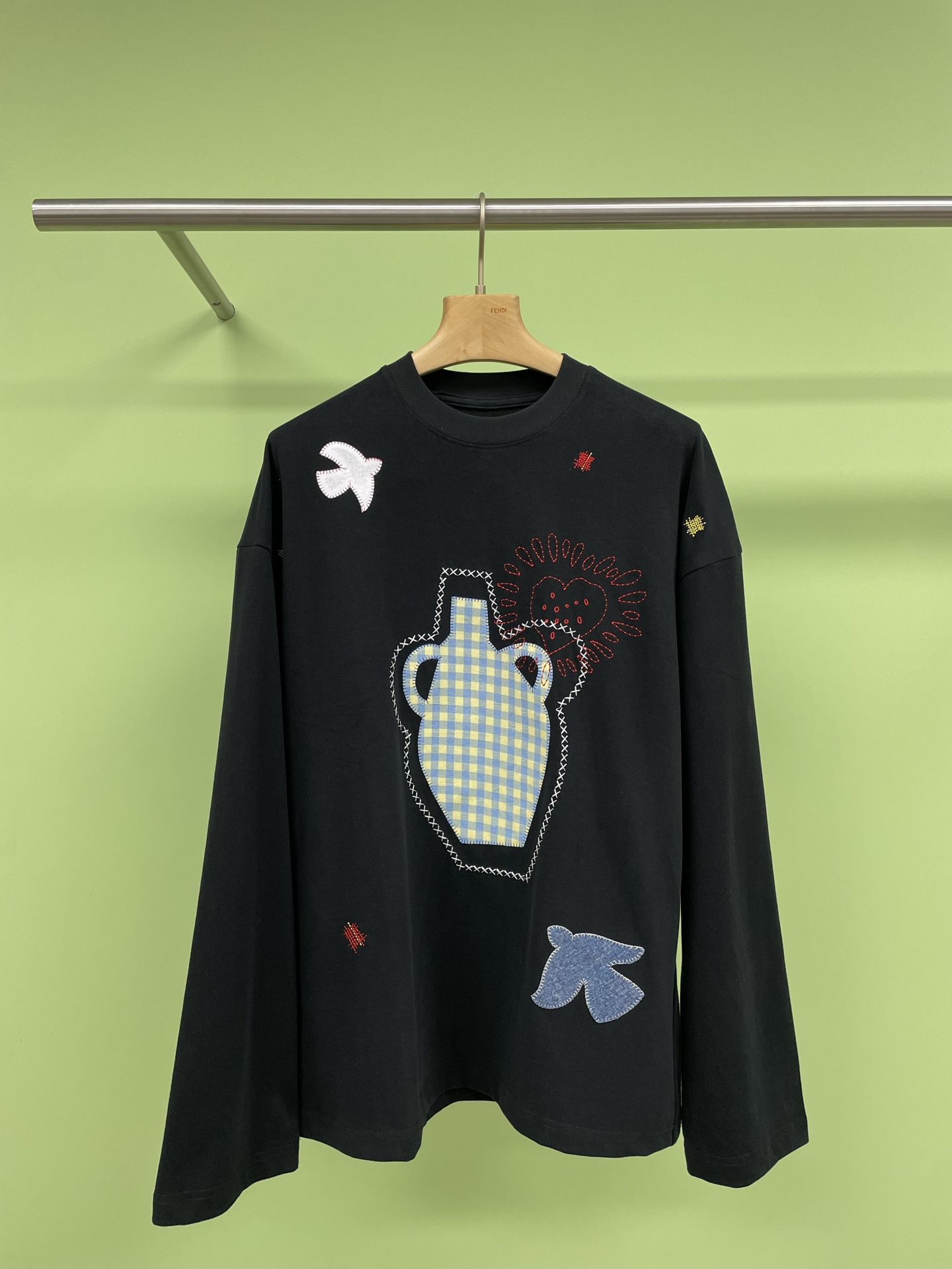 NO:320558,Short Sentence short sentence designer brand children's fun patch embroidered pure cotton long-sleeved T-shirt, casual and lazy, cartoon fun patch printed long-sleeved T-shirt, two water bottles are cute and playful, with high recognition, just right to wear alone, and the jacket is versatile in the cold weather. The overall style is a slightly loose long-sleeved, high-end and durable, which is a must-have for trendy people. The design of this T-shirt is so creative, and the interesting image and contrasting color elements make people fall in love with it at a glance. Pure cotton fabrics and close-fitting wear are OK. It looks good no matter how you wear it. You can wear it all seasons. When you wear it, you feel like you instantly become younger. SML, jeans, jackets & coats,tees, t-shirt, alexander wang19860909Short Sentence短句设计师品牌童趣贴布刺绣纯棉长袖T恤,随意慵懒感,卡通趣味贴布印花长袖T,两只水瓶图案可爱又俏皮,辨识度很高,单穿刚刚好,天冷搭外套也百搭,整体款式是一个微宽松的长袖,高级又耐穿,简直是潮人必备啊,这款T恤的设计简直太有创意了,趣味的形象加上撞色元素,让人一眼就爱上,纯棉面料,贴身穿也没问题,配牛仔裤休闲裤都OK,怎么穿都好看,四季都能穿哦,穿上它感觉自己瞬间变年轻. 码数SML,,jeans,jackets & coats,tees，t-shirt,alexander wang,Women's clothing