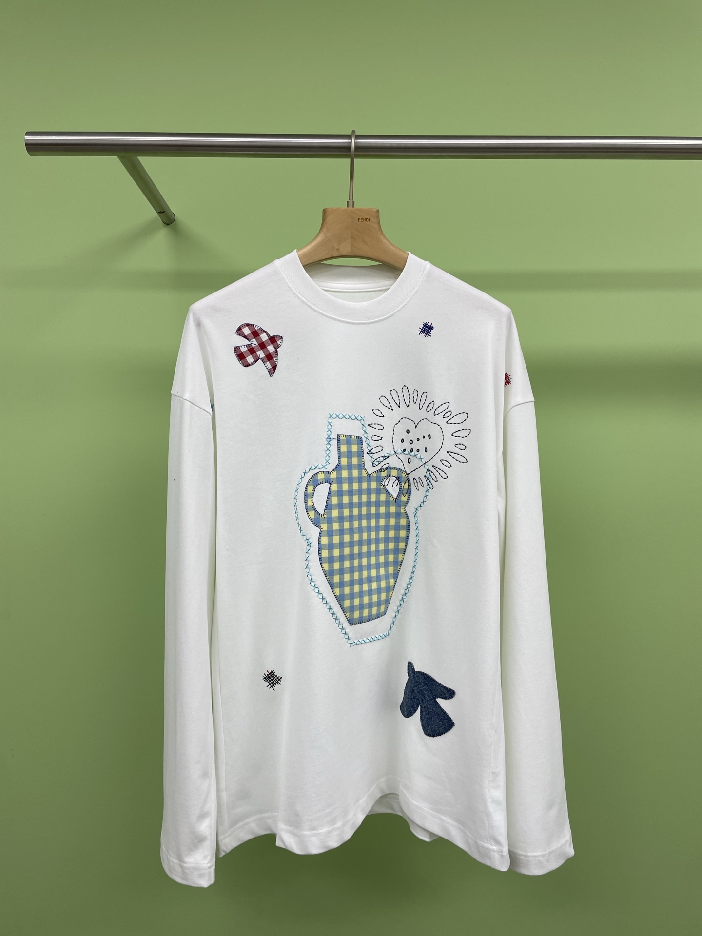 NO:320562,Short Sentence short sentence designer brand children's fun patch embroidered pure cotton long-sleeved T-shirt, casual and lazy, cartoon fun patch printed long-sleeved T-shirt, two water bottles are cute and playful, with high recognition, just right to wear alone, and the jacket is versatile in the cold weather. The overall style is a slightly loose long-sleeved, high-end and durable, which is a must-have for trendy people. The design of this T-shirt is so creative, and the interesting image and contrasting color elements make people fall in love with it at a glance. Pure cotton fabrics and close-fitting wear are OK. It looks good no matter how you wear it. You can wear it all seasons. When you wear it, you feel like you instantly become younger. SML, jeans, jackets & coats,tees, t-shirt, alexander wang19860909Short Sentence短句设计师品牌童趣贴布刺绣纯棉长袖T恤,随意慵懒感,卡通趣味贴布印花长袖T,两只水瓶图案可爱又俏皮,辨识度很高,单穿刚刚好,天冷搭外套也百搭,整体款式是一个微宽松的长袖,高级又耐穿,简直是潮人必备啊,这款T恤的设计简直太有创意了,趣味的形象加上撞色元素,让人一眼就爱上,纯棉面料,贴身穿也没问题,配牛仔裤休闲裤都OK,怎么穿都好看,四季都能穿哦,穿上它感觉自己瞬间变年轻. 码数SML,,jeans,jackets & coats,tees，t-shirt,alexander wang,Women's clothing