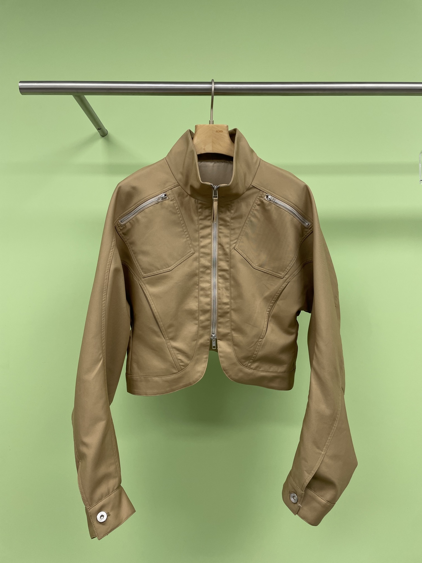 NO:320922,RARELY  ALIKE scimitar sleeve waist-hugging stand collar work jacket, with a special three-dimensional tailoring and stylish, with a high tolerance bat sleeve waist-hugging style, modifying body proportions, and embellishing the zipper lines on the shoulders of the curved hem. It is optimized for the classic work style, returning to the classic, empowering the classic, and the overall loose style. The sleeves are designed with scimitar sleeves. The large body has a lateral pocket to the three-dimensional bag design, which is both practical and styling. The fabric is made of a cotton wool craft fabric, which contains a delicate herringbone texture, and the feel and comfort are superior. The waist curve design shows the body proportions. The long-termism of simplifying the complex does not require excessive thinking, picking and picking, not picking the figure or the occasion, and the comfortable and high-end combination makes it more comfortable to go out and full of quiet luxury. A simple pairing of black shorts is suitable for the minimalist and relaxed feeling in spring.  SML, shorts, jackets & coats, alexander wang19860909RARELY ALIKE弯刀袖收腰立领工装夹克,特殊立体剪裁利落有型,高包容度的蝙蝠袖收腰版型,修饰身材比例,弧型下摆肩部拉链线条点缀,在经典的工装版型上进行优化设计,回归经典,赋能经典,整体宽松版型,袖子做了弯刀袖的设计,大身在立体袋设计上添加了侧向口袋,兼具实穿性和造型感,面料选用全棉磨毛工艺面料,含细腻的人字纹肌理,手感与舒适度均为上乘,腰部弧线设计,更显身材比例,化繁为简的长期主义,不需要过度思考挑挑捡捡,不挑身材不挑场合,舒适兼具高级感的搭配,让出门更加自在,静奢感满满,简单搭配条黑色短裤,就是适合春天极简松弛的感觉了. 码数SML,,shorts,jackets & coats,alexander wang,Women's clothing