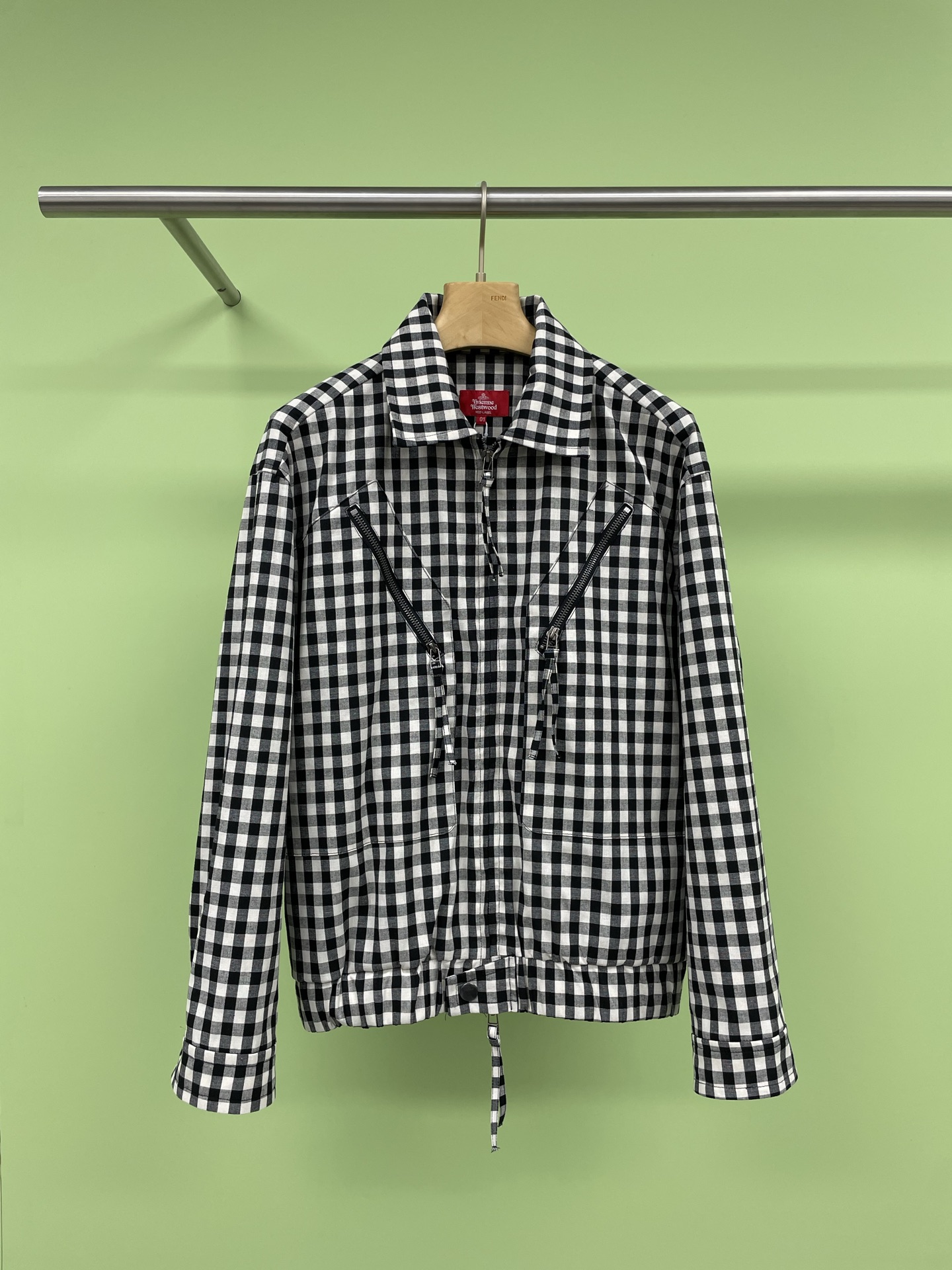 NO:320928,Tops, pants, back large logo black and white plaid jacket, casual pants suit, classic black and white plaid jacket, the eternal choice of fashion industry, black and white plaid, simple but not monotonous, showing the perfect fusion of retro and modernity, the tough style highlights your personality and attitude, and matched with the same series of trousers, it shows a different fashion charm. How can you miss the plaid control?  This suit is based on American retro style and combines fashion to create a unique plaid pattern. Moreover, the jacket style design lengthens the proportion of the lower body, making it look taller and slimmer, full of high-end feel, and easily controls various occasions. A slightly fat girl can also easily control it. Wear it to make your spring outfit more outstanding. SML,, jackets & coats, jackets & coats, alexander wang19860909上衣 裤子 后背大logo黑白格子夹克外套休闲裤套装,经典黑白格夹克外套,时尚界的永恒之选,黑白格纹,简约而不单调,尽显复古与摩登的完美融合,硬朗的版型,凸显你的个性与态度,搭配同系列长裤,展现出别样的时尚魅力,格子控的你怎能错过？这款套装以美式复古风格为基调,融合时尚素打造出独一无二的格子图案,而且,夹克版型的设计更是拉长了下半身的比例,显高又显瘦,高级感十足,轻松驾驭各种场合,微胖女生也能轻松驾驭呦,穿上它让你的春天穿搭更加出彩. 码数SML,,jackets & coats,jackets & coats,alexander wang,Women's clothing