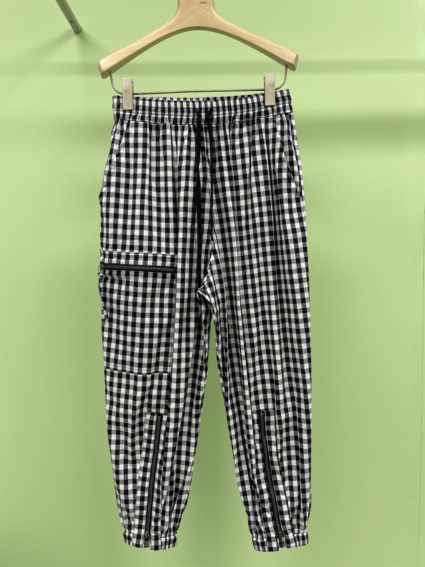 NO:320905,Tops, pants, back large logo black and white plaid jacket, casual pants suit, classic black and white plaid jacket, the eternal choice of fashion industry, black and white plaid, simple but not monotonous, showing the perfect fusion of retro and modernity, the tough style highlights your personality and attitude, and matched with the same series of trousers, it shows a different fashion charm. How can you miss the plaid control?  This suit is based on American retro style and combines fashion to create a unique plaid pattern. Moreover, the jacket style design lengthens the proportion of the lower body, making it look taller and slimmer, full of high-end feel, and easily controls various occasions. A slightly fat girl can also easily control it. Wear it to make your spring outfit more outstanding. SML tops, Jackets & coats, Jackets & coats, alexander wang19860909上衣 裤子 后背大logo黑白格子夹克外套休闲裤套装,经典黑白格夹克外套,时尚界的永恒之选,黑白格纹,简约而不单调,尽显复古与摩登的完美融合,硬朗的版型,凸显你的个性与态度,搭配同系列长裤,展现出别样的时尚魅力,格子控的你怎能错过？这款套装以美式复古风格为基调,融合时尚素打造出独一无二的格子图案,而且,夹克版型的设计更是拉长了下半身的比例,显高又显瘦,高级感十足,轻松驾驭各种场合,微胖女生也能轻松驾驭呦,穿上它让你的春天穿搭更加出彩. 码数SML 上衣,,jackets & coats,jackets & coats,alexander wang,Women's clothing