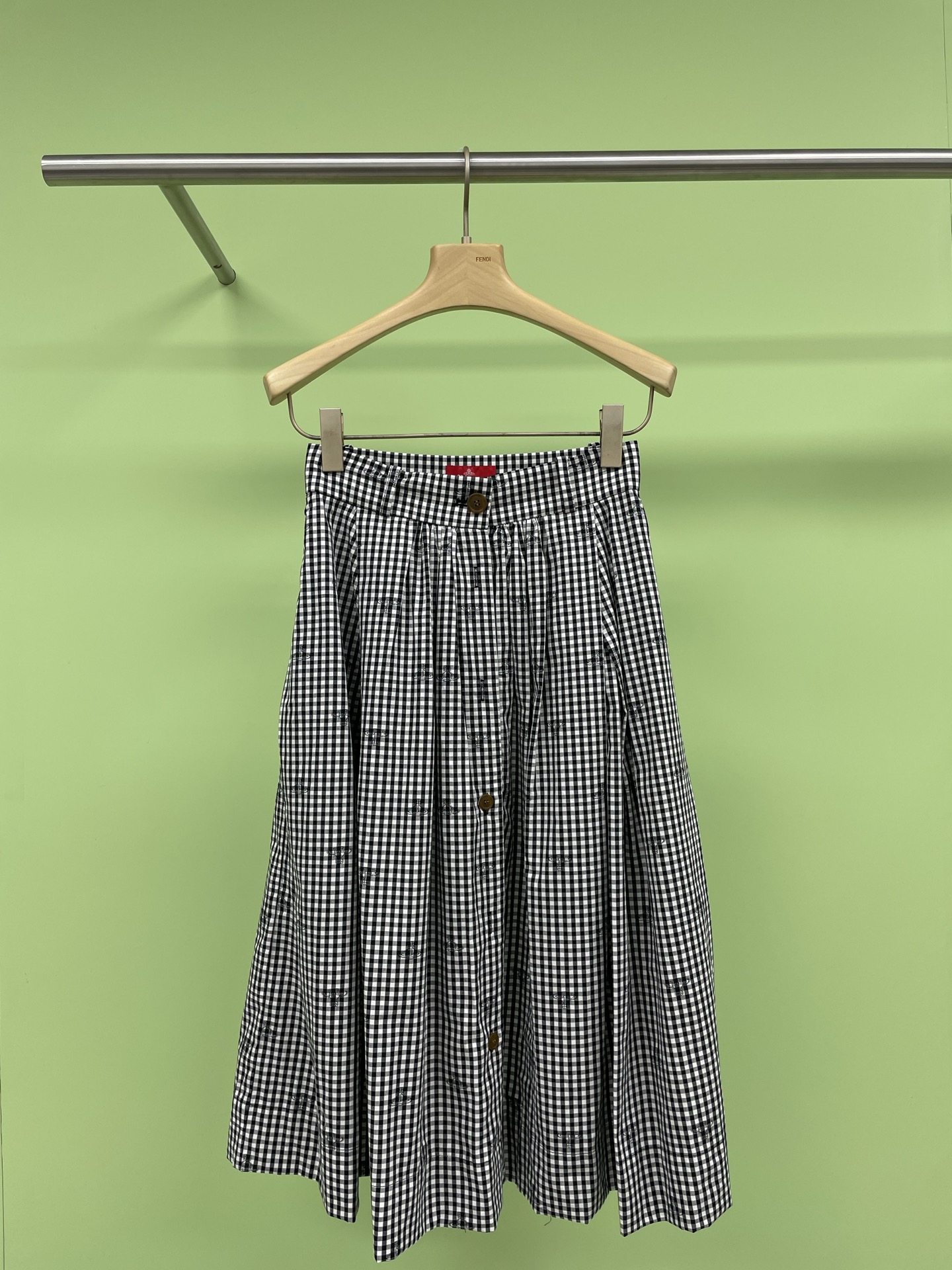 NO:321313,The Queen Mother of the Cities has a black and white plaid Saturn full-print shirt skirt suit. This French plaid skirt is so beautiful on the upper body. The lapel puff sleeve shirt is high-waisted and makes you look slimming skirt. The classic black and white plaid design is elegant and high-end. The upper body is full of artistic and retro atmosphere, and the key is to cover the flesh and make you look slimming!  It's really hard not to love it. The top shirt is super straight, the plaid pattern is classic and durable, and it looks very stylish on the top. The A-line skirt is full of design, the pleated style is lively and playful, the overall matching is simple and yet high-end. The black and white color is never out of date. It is paired with simple white socks and small leather shoes. It is sweet and cool. Whether it is commuting to work or shopping on weekends, it can make your fashion soar, and the comfort is also online. If you want to have eye-catching outfits, this set is definitely worth buying. SML top Skirts, skirts, shirts, socks, alexander wang19860909西太后黑白格子土星满印衬衫半身裙套装,这套法式格子套装裙上身真的太美啦,翻领泡袖衬衫加高腰显瘦半身裙,经典黑白格纹设计,气质又高级,上身文艺复古气息一下拉满,重点是巨巨巨遮肉显瘦！真的好难不爱,上衣衬衫版型超正,格子图案经典耐看,穿上身很有范儿,A字半身裙设计感满满,百褶样式灵动俏皮,整体搭配简约又不失高级感,黑白配色永不过时,搭配简单的白色袜子和小皮鞋,又甜又酷,无论是上班通勤还是周末逛街,它都能让你时髦度飙升,而且舒适度也在线,宝子们,想要拥有吸睛穿搭,这套绝对值得入手. 码数SML 上衣 半裙,,skirts,shirts,socks,alexander wang,Women's clothing