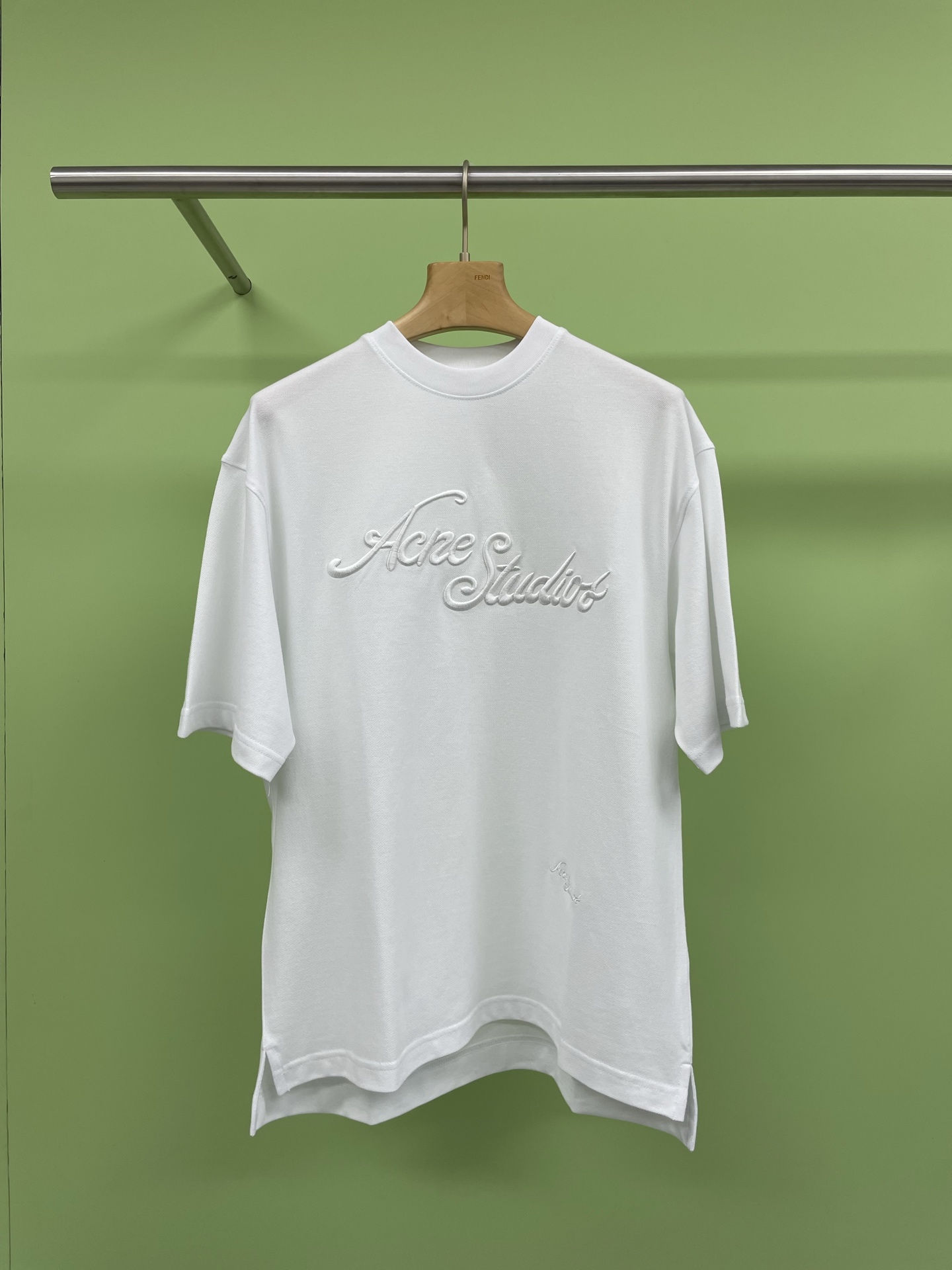 NO:321290,Acne Studios25SSExford tourist logo Pearl mesh cloth T-shirt, three-dimensional embroidered letter T, easy to grasp the Korean style in spring and summer, the fairies' spring steps have quietly arrived, are your wardrobe ready to welcome new members?  Today I want to recommend a super stylish new spring and summer style - a three-dimensional embroidered letter T-shirt, which is simply a must-have artifact for hot girls. This T-shirt uses three-dimensional embroidery technology and presents the letters on pure cotton fabrics with super cool 3D effects. It not only has soft touch, but also breathable. It has a loose style design and does not pick on the figure. Whether you are a thin elf or a plump goddess, you can easily control it and wear it out your own unique style. When it comes to colors, it is really touching!  The classic pink and white style is simple and yet high-end. Whether paired with jeans or short skirts, it can easily create a street trendy look. Moreover, the three-dimensional letters shine in the sun, making you the brightest star in the crowd. It is made of pure cotton, skin-friendly and breathable. Even in the hot summer, it can keep it dry and comfortable. The loose tailoring allows you to enjoy fashion while being yourself freely. Whether it is shopping, dating or staying at home, it is an excellent choice. Let us use fashion to light up our lives in this spring and summer and be the most beautiful boy. SML, acne studios, dior, skirts, jeans, tees, t-shirt, alexander wang19860909Acne Studios25SSExford tourist logo珠地网眼布T恤,立体刺绣字母T,春夏韩范儿轻松拿捏,小仙女们春天的脚步已经悄悄来临,你的衣橱准备好迎接新成员了吗？今天要给大家安利一款超级有范儿的春夏新款——立体刺绣字母T恤,简直是辣妹小姐姐们的必备神器哦,这款T恤采用了立体刺绣技术,将字母以超酷的3D效果呈现在纯棉面料上,不仅触感柔软,透气性也是杠杠的,宽松的版型设计,不挑身材,无论你是瘦小精灵还是丰满女神,都能轻松驾驭,穿出自己的独特风格,说到颜色,那可真是让人心动不已！经典的粉白色系,简约而不失高级感,无论是搭配牛仔裤还是短裙,都能轻松打造出街头潮人Look, 而且立体字母在阳光下闪闪发光,让你成为人群中最亮的那颗星,纯棉材质,亲肤透气,即使是炎炎夏日,也能保持干爽舒适,宽松的剪裁,让你在享受时尚的同时,也能自由自在地做自己,无论是逛街、约会还是宅家,都是绝佳的选择,让我们一起在这个春夏,用时尚点亮生活,做最靓的仔. 码数SML,,acne studios,dior,skirts,jeans,tees，t-shirt,alexander wang,Women's clothing