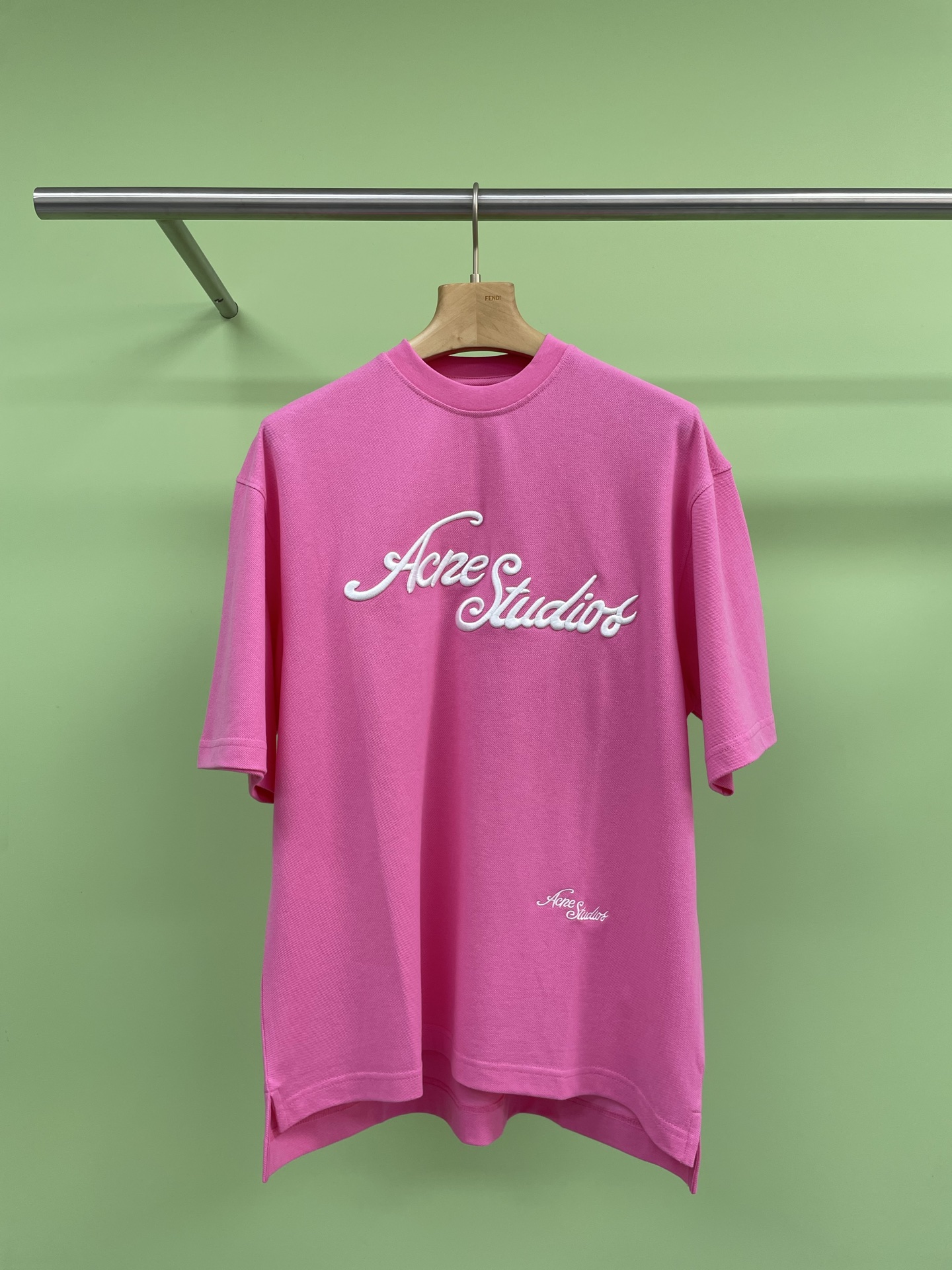 NO:321296,Acne Studios25SSExford tourist logo Pearl mesh cloth T-shirt, three-dimensional embroidered letter T, easy to grasp the Korean style in spring and summer, the fairies' spring steps have quietly arrived, are your wardrobe ready to welcome new members?  Today I want to recommend a super stylish new spring and summer style - a three-dimensional embroidered letter T-shirt, which is simply a must-have artifact for hot girls. This T-shirt uses three-dimensional embroidery technology and presents the letters on pure cotton fabrics with super cool 3D effects. It not only has soft touch, but also breathable. It has a loose style design and does not pick on the figure. Whether you are a thin elf or a plump goddess, you can easily control it and wear it out your own unique style. When it comes to colors, it is really touching!  The classic pink and white style is simple and yet high-end. Whether paired with jeans or short skirts, it can easily create a street trendy look. Moreover, the three-dimensional letters shine in the sun, making you the brightest star in the crowd. It is made of pure cotton, skin-friendly and breathable. Even in the hot summer, it can keep it dry and comfortable. The loose tailoring allows you to enjoy fashion while being yourself freely. Whether it is shopping, dating or staying at home, it is an excellent choice. Let us use fashion to light up our lives in this spring and summer and be the most beautiful boy. SML, acne studios, dior, skirts, jeans, tees, t-shirt, alexander wang19860909Acne Studios25SSExford tourist logo珠地网眼布T恤,立体刺绣字母T,春夏韩范儿轻松拿捏,小仙女们春天的脚步已经悄悄来临,你的衣橱准备好迎接新成员了吗？今天要给大家安利一款超级有范儿的春夏新款——立体刺绣字母T恤,简直是辣妹小姐姐们的必备神器哦,这款T恤采用了立体刺绣技术,将字母以超酷的3D效果呈现在纯棉面料上,不仅触感柔软,透气性也是杠杠的,宽松的版型设计,不挑身材,无论你是瘦小精灵还是丰满女神,都能轻松驾驭,穿出自己的独特风格,说到颜色,那可真是让人心动不已！经典的粉白色系,简约而不失高级感,无论是搭配牛仔裤还是短裙,都能轻松打造出街头潮人Look, 而且立体字母在阳光下闪闪发光,让你成为人群中最亮的那颗星,纯棉材质,亲肤透气,即使是炎炎夏日,也能保持干爽舒适,宽松的剪裁,让你在享受时尚的同时,也能自由自在地做自己,无论是逛街、约会还是宅家,都是绝佳的选择,让我们一起在这个春夏,用时尚点亮生活,做最靓的仔. 码数SML,,acne studios,dior,skirts,jeans,tees，t-shirt,alexander wang,Women's clothing