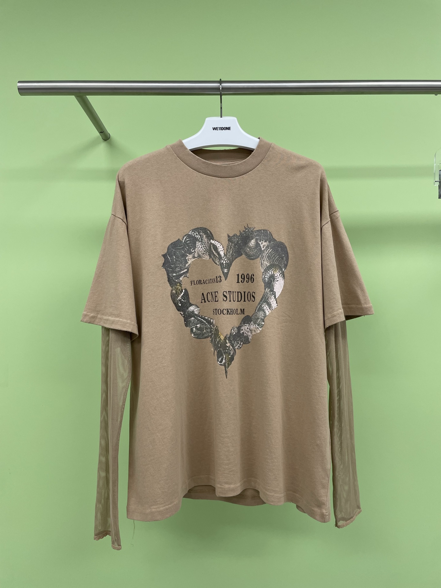 NO:321302,AcneStudios 25SS wasteland industrial style fake two-piece mesh sleeve T-shirt, which directly saves the trouble of layering. Among the common long-sleeved short-sleeved sleeves in spring and summer, this style is very pleasing and easy to wear. The sunscreen long-sleeved T-shirt that is indispensable in summer, the physical sunscreen beauty ceiling, the pure cotton fabric is light and breathable, and it is cool and cool. The color-blocking fabric is too ambience, comfortable and fashionable. The loose style of the T-shirt becomes a paper piece when worn. The color is free and versatile, and all kinds of bottoms can be controlled. It is paired with dark blue denim shorts. It is suitable for daily commuting in camping and play, and it is easy to create a European lazy style. The wife is suitable for summer. SML, acne studios, dior, shorts, T-shirt, tees, t-shirt, alexander wang19860909AcneStudios 25SS废土工业风假两件网纱袖T恤,直接省去了叠穿搭配的烦恼,在春夏千篇一律的普通长袖短袖中,这种款式很讨巧很好穿,夏日不能少的防晒长袖T恤,物理防晒的颜值天花板,纯棉面料轻薄透气不闷汗,穿上凉爽降温,拼色面料太很有氛围感,舒适时髦两不误,T恤宽松版型 穿上即变纸片人,颜色自由百搭,各类下装都能驾驭,搭配深蓝牛仔短裤,露营游玩日常通勤都很合适,轻松打造欧式慵懒风,太太太适合夏天啦. 码数SML,,acne studios,dior,shorts,T-shirt,tees，t-shirt,alexander wang,Women's clothing