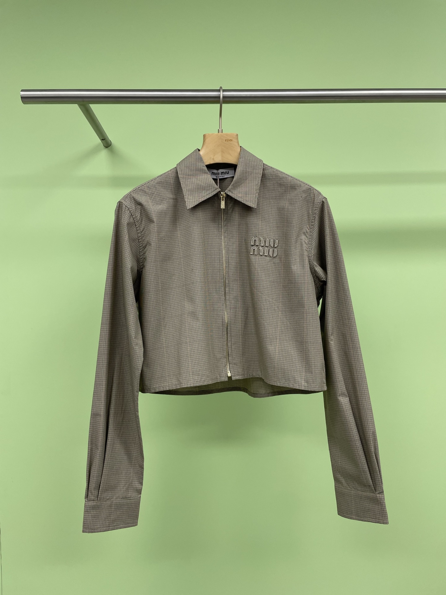 NO:321308,MiuMiu2025 early spring shirt jacket pleated skirt suit, the best match for the good college style suit and early spring, the combination of shirt jacket   pleated skirt instantly reduces age, the whole set says it is rich and elegant, each piece can be matched separately, the top coat style is super positive, the plaid pattern is classic and durable, the upper body is very stylish, the A-line skirt is full of design, the pleated style is lively and playful, the overall matching is simple and yet high-end, the color is never out of date, and the color is matched with simple white socks and small leather shoes, sweet and cool, whether it is commuting to work or weekend shopping, it can make your fashion soar, and the comfort is also online. If you want to have eye-catching outfits, this set is definitely worth buying. SML jacket, miumiu, skirts, jackets & coats, jackets &  coats,shirts,socks,alexander wang19860909MiuMiu2025早春衬衫款夹克百褶半裙套装,乖乖的学院风套装跟早春最配,衬衣夹克 百褶裙组合瞬间减龄,整套穿上身写着有钱有品,每件都可以单独单配,上衣外套版型超正,格子图案经典耐看,穿上身很有范儿,A字半身裙设计感满满,百褶样式灵动俏皮,整体搭配简约又不失高级感,卡色永不过时,搭配简单的白色袜子和小皮鞋,又甜又酷,无论是上班通勤还是周末逛街,它都能让你时髦度飙升,而且舒适度也在线,宝子们,想要拥有吸睛穿搭,这套绝对值得入手. 码数SML 外套,,miumiu,skirts,jackets & coats,jackets & coats,shirts,socks,alexander wang,Women's clothing