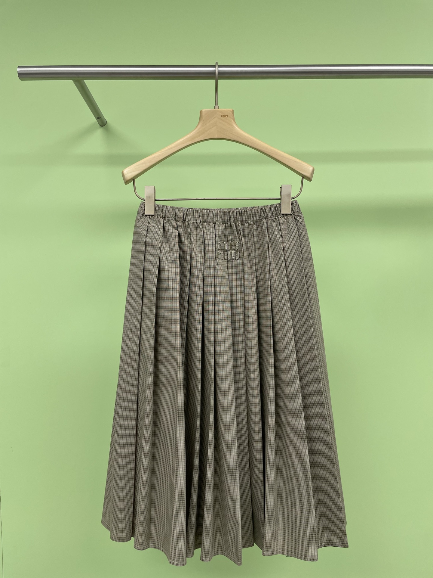 NO:321311,MiuMiu2025 early spring shirt jacket pleated skirt suit, the best match for the good college style suit and early spring, the combination of shirt jacket   pleated skirt instantly reduces age, the whole set says it is rich and elegant, each piece can be matched separately, the top coat style is super positive, the plaid pattern is classic and durable, the upper body is very stylish, the A-line skirt is full of design, the pleated style is lively and playful, the overall matching is simple and yet high-end, the color is never out of date, and the color is matched with simple white socks and small leather shoes, sweet and cool, whether it is commuting to work or shopping on weekends, it can make your fashion soar, and the comfort is also online. If you want to have eye-catching outfits, this set is definitely worth buying. SML Skirts, miumiu, skirts, jackets & coats, jackets &  coats,shirts,socks,alexander wang19860909MiuMiu2025早春衬衫款夹克百褶半裙套装,乖乖的学院风套装跟早春最配,衬衣夹克 百褶裙组合瞬间减龄,整套穿上身写着有钱有品,每件都可以单独单配,上衣外套版型超正,格子图案经典耐看,穿上身很有范儿,A字半身裙设计感满满,百褶样式灵动俏皮,整体搭配简约又不失高级感,卡色永不过时,搭配简单的白色袜子和小皮鞋,又甜又酷,无论是上班通勤还是周末逛街,它都能让你时髦度飙升,而且舒适度也在线,宝子们,想要拥有吸睛穿搭,这套绝对值得入手. 码数SML 半裙,,miumiu,skirts,jackets & coats,jackets & coats,shirts,socks,alexander wang,Women's clothing