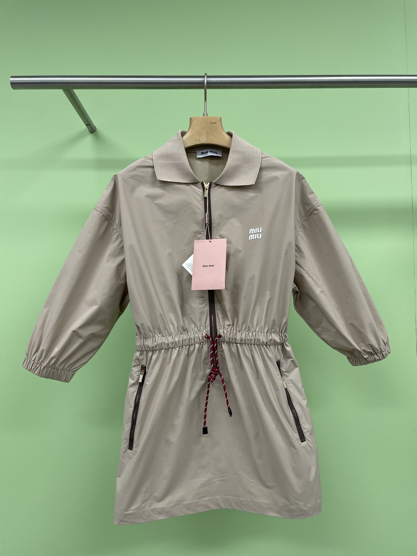 NO:321317,MiuMiu2025 new thin half-sleeved drawstring zipper sports dress, elegant five-point sleeve design allows you to enjoy the summer breeze. The fabric is made of high-quality nylon, light, breathable, wrinkle-resistant and easy to handle. The classic polo collar design shows casual temperament. The zipper collar design increases the design sense and personality. It is matched with cute offset letters to add a bit of fun and vitality. The double pocket design is lazy and casual, and it also meets the daily accommodation needs. The drawstring design can tighten the waist and make you slim, showing your perfect figure curve. The upper body effect is gentle and age-reducing and temperament, instantly making you become a fashionable person. Whether it is a small person or a slightly fat pear-shaped sister, you can easily control it. SML, miumiu, skirts, alexander wang19860909MiuMiu2025新品薄款半袖抽绳拉链运动连衣裙,优雅的五分袖设计,让你尽情的享受夏日的微风,面料采用优质尼龙,轻盈透气抗皱易打理,经典的polo领设计展现休闲气质,拉链领口设计,增加设计感有个性,搭配上可爱的胶印字母增添几分趣味和活力,双口袋设计慵懒随性,也满足日常容纳所需出游,抽绳设计更是能够收腰显瘦,展现出你的完美身材曲线,上身效果温柔减龄又气质,瞬间让你变成时髦精,无论是小个子还是微胖梨形身材的姐妹,都能轻松驾驭. 码数SML,,miumiu,skirts,alexander wang,Women's clothing