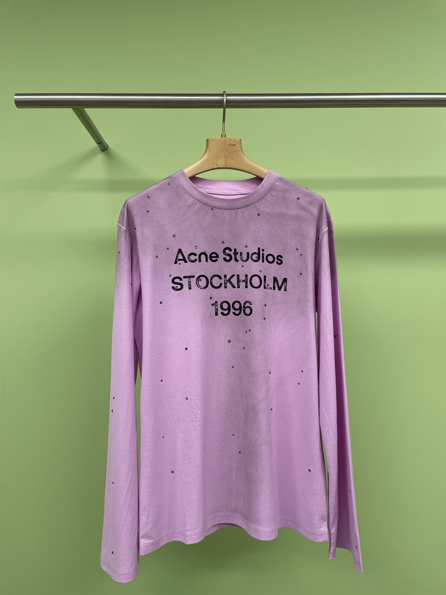 NO:321814,Acne Studios 2025 hit 1996 series diamond-encrusted long-sleeved T-shirt, super comfortable and versatile, invincible and fashionable. I really want to make this one. Bai Lu’s upper body is full of vitality. It is great for making sunscreen clothes in summer. This tee is really amazing. It perfectly interprets what lazyness is. It uses mud dyeing and stir-fried color technology. The slightly yellowed chest will make the whole T-shirt look old and old. The wide and large style has a lazy atmosphere anytime and anywhere. The pure cotton fabric has a very soft and glutinous feel, and it is really comfortable to wear. Number of sizes XS S M,,acne studios,dior,tees, t-shirt,alexander wang19860909Acne Studios2025年爆款1996系列镶钻长袖T恤,超级舒服超级百搭,无敌时髦,真的要吹爆这款,白鹿上身更是元气满满,夏天做防晒服很赞,这件tee真的绝绝子,完美诠释了什么叫慵懒感,采用了泥染炒色的工艺,微微泛黄的胸口会让整件T恤看起来有一种旧旧的效果,宽宽大大的版型随时随地自带慵懒氛围,纯棉面料,手感非常软糯,穿起来真的巨舒服. 码数XS S M,,acne studios,dior,tees，t-shirt,alexander wang,Women's clothing
