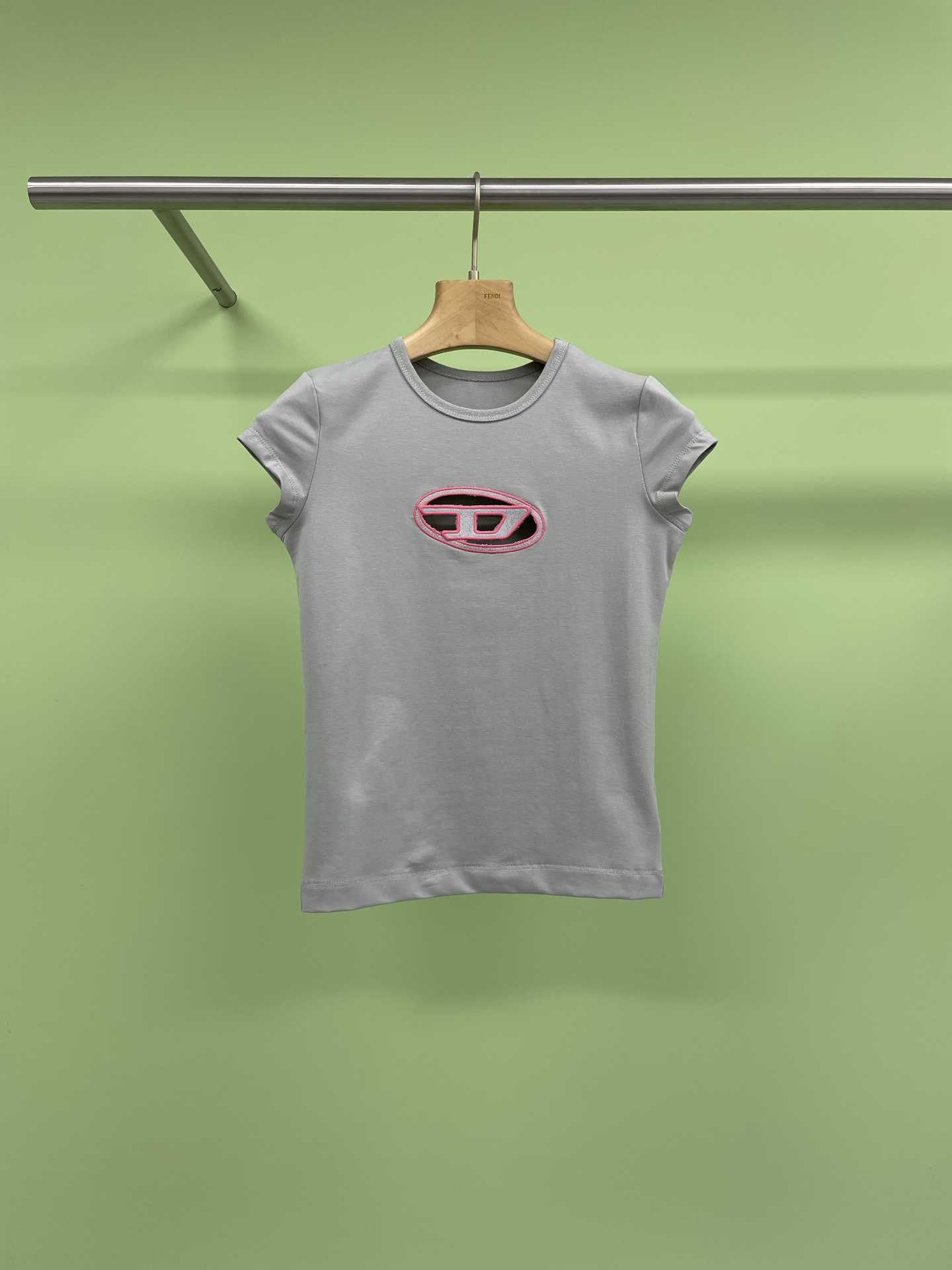 NO:321826,DIESEL 2025 spring embroidery logo short-sleeved T. The upper body style is really spicy. It is very spicy with a dark jeans, creating an artistic atmosphere, unique and niche, full of wild personality, the style of the front shoulder short, modify the body proportions, the upper body makes the shoulder thin, the hollow pattern embroidery on the front chest, full of design, play with the American cool style. SML, jeans, T-shirt, alexander wang19860909DIESEL2025春款刺绣logo短袖T,这件的上身版型真的是一整个辣住了,随便搭配一个深色牛仔裤很辣,造就艺术气息,独特小众,野欲个性十足,正肩短款的版型,修饰身材比例,上身显肩薄,前胸的镂空图案刺绣,设计感满满,玩转美式酷辣风. 码数SML,,jeans,T-shirt,alexander wang,Women's clothing