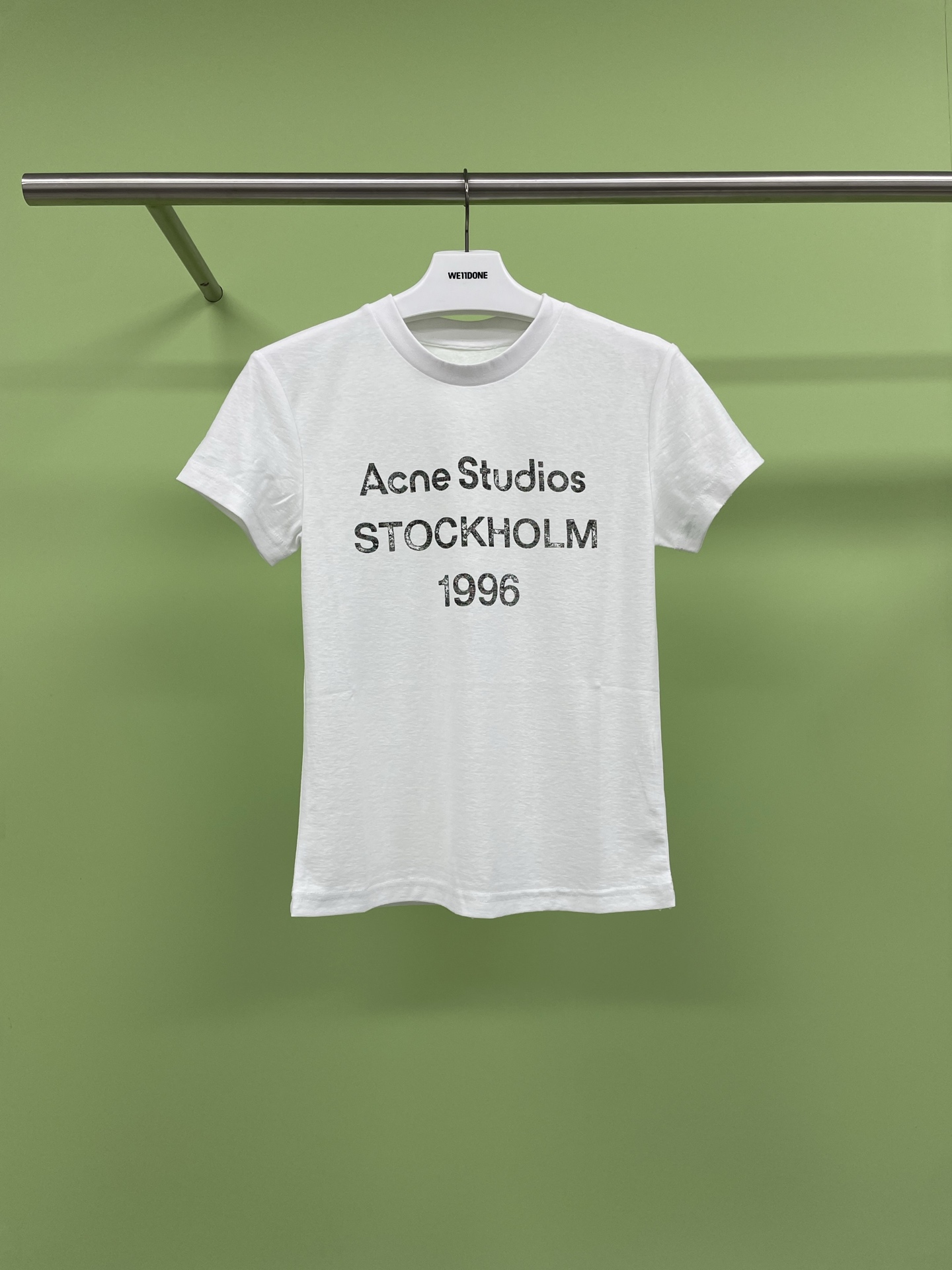 NO:321820,Acne 2025 Spring is popular in 1996 short-sleeved style, why is this one so popular?  Acne 1996 short-sleeved YYDS has really swept the fashion circle in the past two years. The old-fashioned washing, dirty feeling, and beggar style have become synonymous with high-end feeling. Why is this short-sleeved so popular?  The same style as G-Dragon, with a bit of street handsomeness, it will taste like that when you wear it casually, it is used to wash it in an old way, with a 