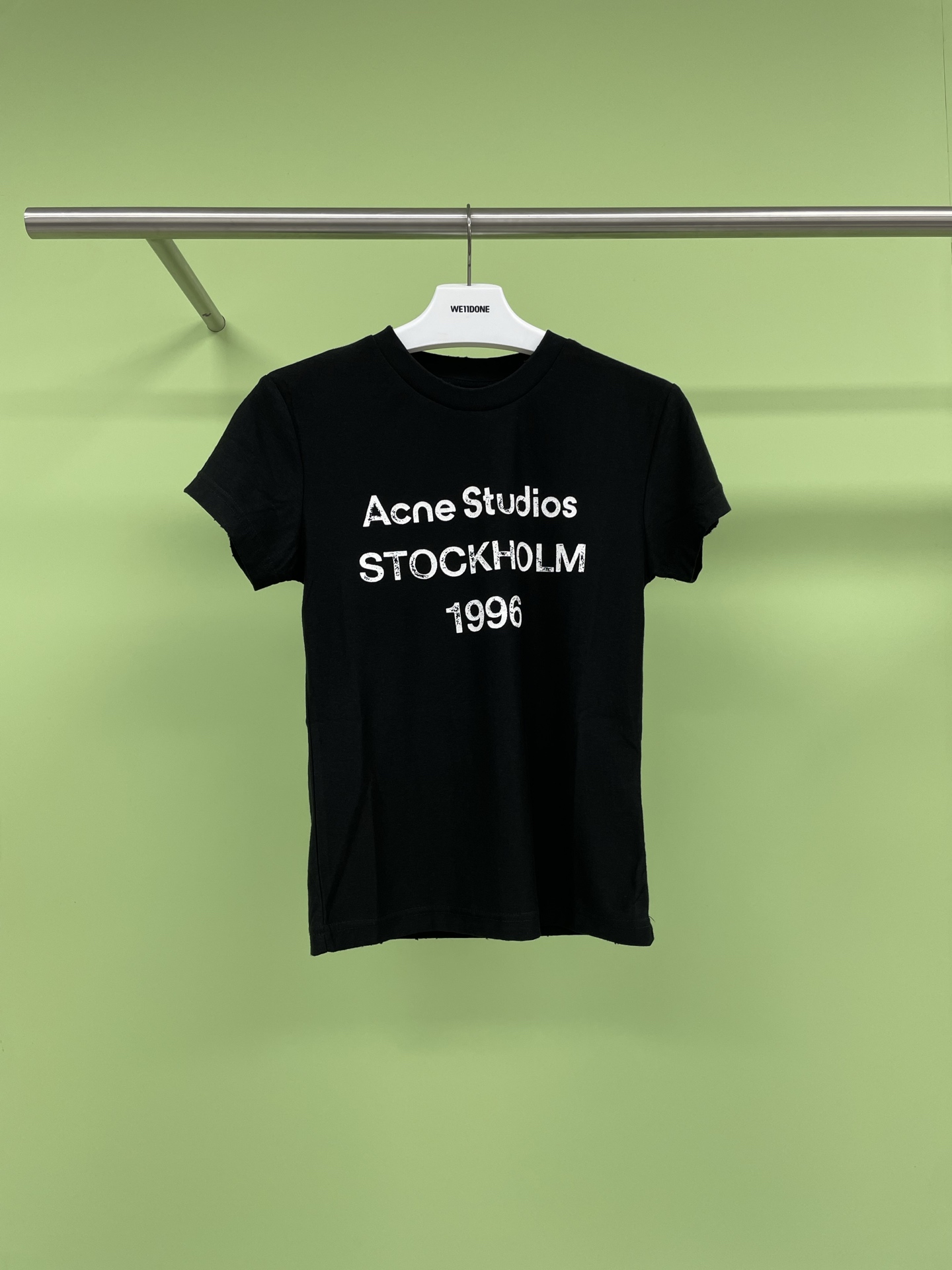 NO:321823,Acne 2025 Spring is popular in 1996 short-sleeved style, why is this one so popular?  Acne 1996 short-sleeved YYDS has really swept the fashion circle in the past two years. The old-fashioned washing, dirty feeling, and beggar style have become synonymous with high-end feeling. Why is this short-sleeved so popular?  The same style as G-Dragon, with a bit of street handsomeness, it will taste like that when you wear it casually, it is used to wash it in an old way, with a 
