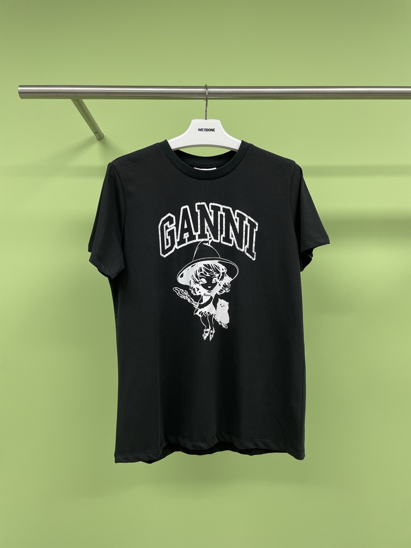 NO:321803,GANNI 2025 early spring new Phantom Black Cute Witch Loose Short Sleeve T-shirt top, I love black and white T in summer to easily grasp the relaxed feeling. This simple and high-end T-shirt for sisters has become my favorite recently. It feels relaxing when worn. Hehehe Witch series is niche and beautiful. Digital printing technology is amazing. T-shirts are paired with gray wide-leg pants. It is enough for casual outings in summer. The loose style is comfortable and not picky about people. Haha, the weekend is comfortable to travel. Its fabric is made of pure cotton, soft in the touch, sweat-absorbing and breathable, and when you go out for a day, it remains refreshing and comfortable, and it is not greasy. The black and white color itself has a high-end feel. The skirt or pants are all very out of the circle. The slack style is home-friendly.  SML, skirts, T-shirt, tees, t-shirt, alexander wang19860909GANNI2025早春新款幻影黑可爱女巫宽松短袖T恤上衣,夏日最爱黑白T轻松拿捏松弛感,姐妹们这款简约又高级的T恤,简直成了最近的心头爱,穿起来松弛感就地呈现,嘻嘻嘻女巫系列,小众又好看.数码印花工艺绝绝子,平时T恤搭配灰色阔腿裤,夏天休闲出街这样就够women,宽松的版型咱就是说舒适不挑人随性自然,哈哈周末舒适出游,它的面料采用纯棉,手感柔软,吸汗透气,外出一天回来保持清爽舒适,也不油腻腻,黑白颜色本身就自带高级感,无搭配裙子还是裤子,都很出圈啦啦啦.松弛风格到家. 码数SML,,skirts,T-shirt,tees，t-shirt,alexander wang,Women's clothing