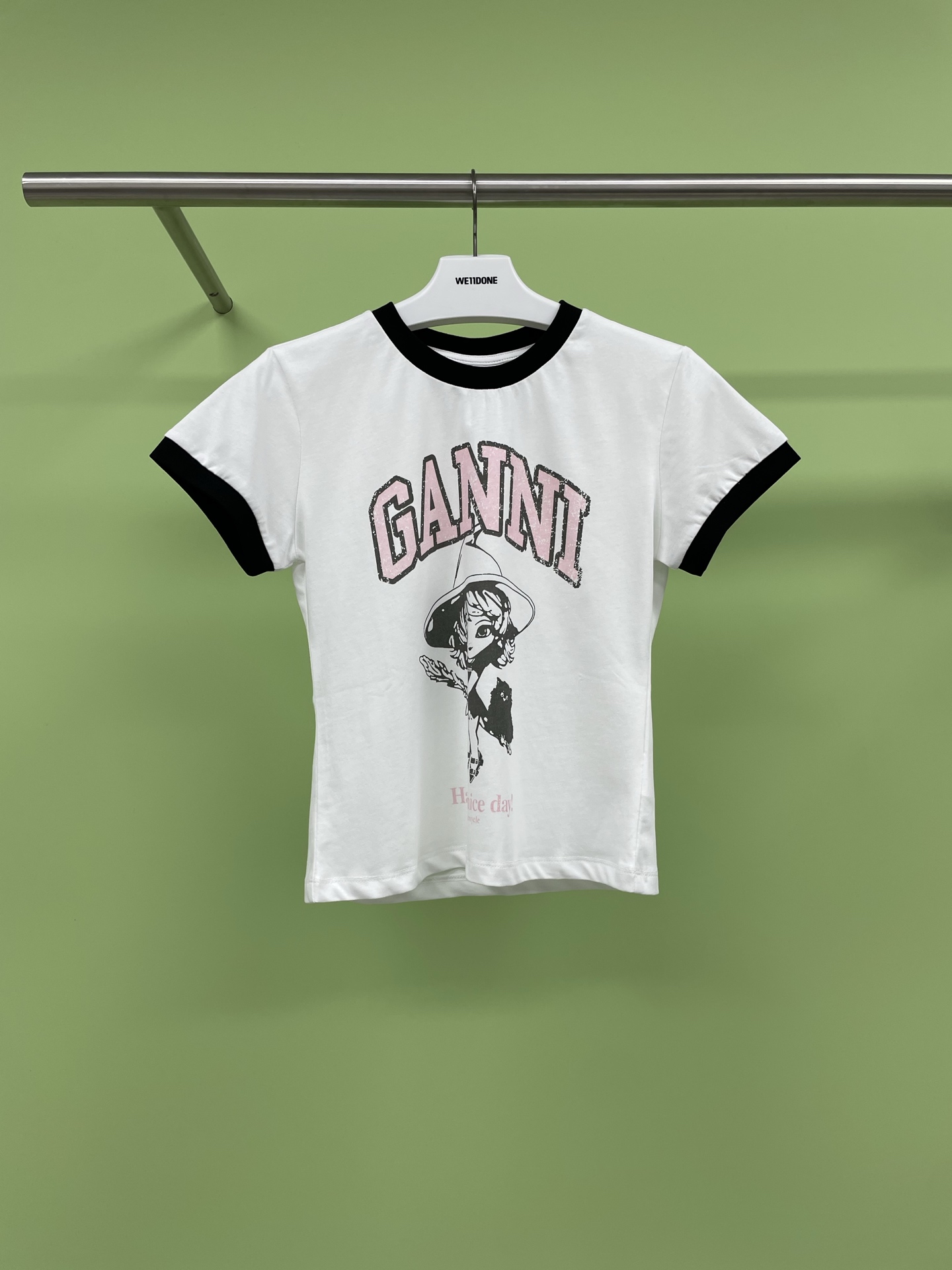 NO:321809,Ganni 2025 Contrast Color Witch Print Slim T-shirt, with a contrasting color short-sleeved body, slim and slim. For everyone, letter T-shirts are a must-have all year round. You really need to buy them with your eyes closed to highlight fashion and tone. Not only are they inclusive but also high-end and fashionable. The whole T-shirt is a slim fit style, making it a slim fit that covers the flesh to make you look thinner. The classic round neck design, the contrasting color design of the neckline and cuffs adds the overall retro feeling. The Korean atmosphere on the upper body is full of huge age-reducing. The clean and neat style is good for everyday wear and whoever wears it looks good, and it is also very inclusive to the figure. This T-shirt really has the urge to travel to Los Angeles in one second. You can feel comfortable to go out with a fashionable look when wearing it alone or layering it. The fabric is soft and delicate, with a certain elasticity. The upper body's skin feels tight and comfortable to move. The short design continues the style of the slim style.  The American hot girl on the upper body feels the classic contrasting colors, and it is more fashionable and brilliant with this issue's skirt. SML, skirts, T-shirt, tees, t-shirt, alexander wang19860909Ganni2025撞色边女巫印花修身T恤,设计感撞色短袖个子修身显瘦,对大家来说字母T恤就是一年四季都要必备的,真的要闭眼入手,凸显时髦与调性,不仅包容性好而且上身高级又时髦,整件T恤是刚刚好的修身版型,做成了蕞遮肉显瘦的程度,经典圆领设计,领口和袖口的撞色设计增加了整体的复古感,上身韩系氛围感满满巨巨巨减龄,干净利落的版型敲日常谁穿谁好看,对身材的包容性也很强,这款T恤真的有让人一秒穿越到洛杉矶滑滑板的冲动,日常单穿或叠穿都可以放心时髦出街,面料柔软细腻,有一定的弹力,上身肤感不紧绷活动自如敲舒服,短款设计延续佰搭风格,. 上身有美式辣妹的feel了经典的撞色,搭配本期的半身裙更加时髦出彩. 码数SML,,skirts,T-shirt,tees，t-shirt,alexander wang,Women's clothing