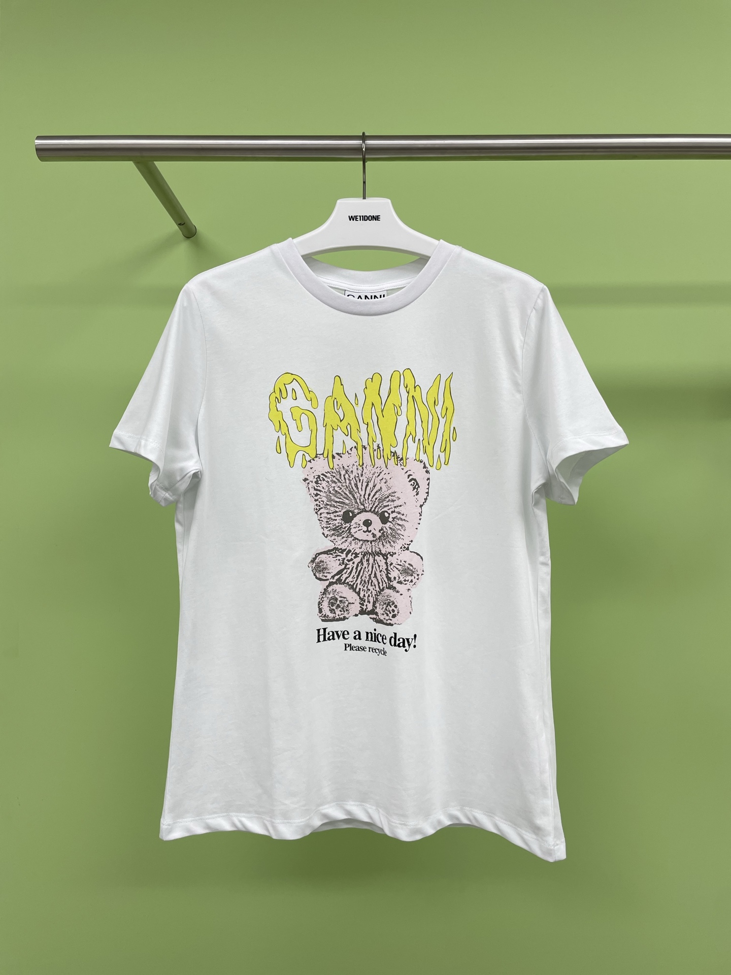 NO:321815,GANNI 2025 early spring new bear print loose short-sleeved T-shirt top, summer favorite to easily grasp the relaxed feeling, sisters' simple and high-end T-shirt has become my favorite recently, the relaxed feeling is presented on the spot when worn, animal printing series, niche and beautiful, digital printing technology is excellent, T-shirts are usually paired with gray wide-leg pants, casual and casual outing in summer, this is enough for women, the loose style is comfortable and not picky about people, natural, haha, the weekend is comfortable to travel, its fabric is made of pure cotton, soft, sweat-absorbing and breathable, and when you go out for a day, it remains refreshing and comfortable, not greasy, no match for skirts or pants, it is very out of the circle. The relaxed style is home. SML,, skirts, T-shirt,tees, t-shirt, alexander wang19860909GANNI2025早春新款小熊印花松短袖T恤上衣,夏日最爱轻松拿捏松弛感,姐妹们这款简约又高级的T恤,简直成了最近的心头爱,穿起来松弛感就地呈现,动物印花系列,小众又好看,数码印花工艺绝绝子,平时T恤搭配灰色阔腿裤,夏天休闲出街这样就够women,宽松的版型咱就是说舒适不挑人随性自然,哈哈周末舒适出游,它的面料采用纯棉,手感柔软,吸汗透气,外出一天回来保持清爽舒适,也不油腻腻,无搭配裙子还是裤子,都很出圈啦啦啦.松弛风格到家. 码数SML,,skirts,T-shirt,tees，t-shirt,alexander wang,Women's clothing