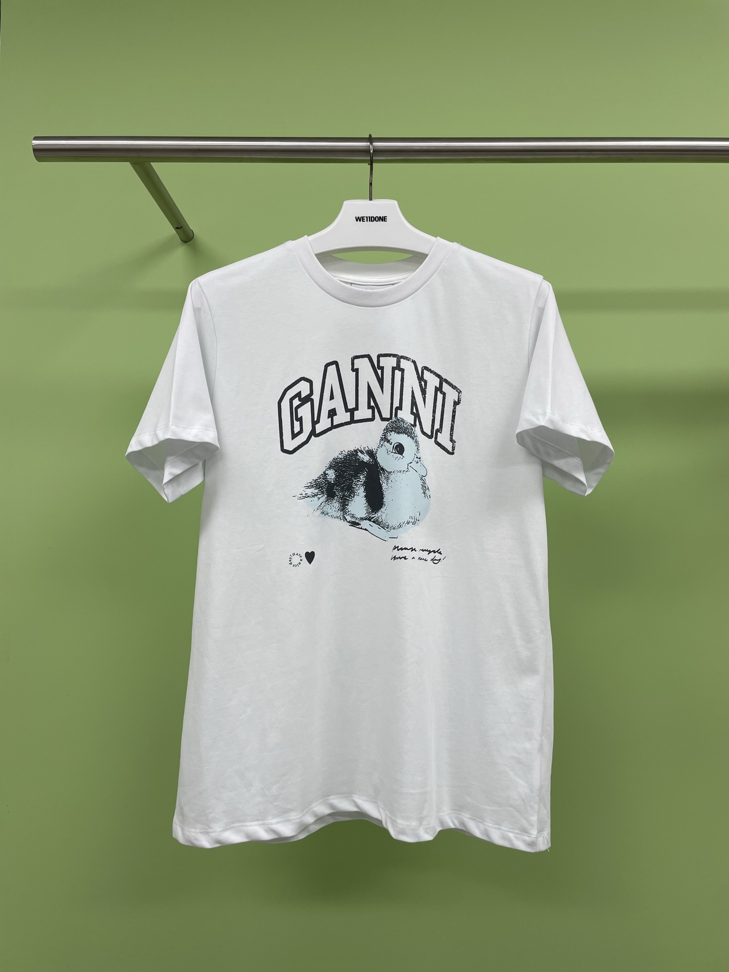 NO:321821,GANNI 2025 early spring new duck print loose short-sleeved T-shirt top, summer favorite to easily grasp the relaxed feeling, sisters' simple and high-end T-shirt has become my favorite recently, the relaxed feeling is presented on the spot when worn, animal printing series, niche and beautiful, digital printing technology is excellent, T-shirts are usually paired with gray wide-leg pants, casual and casual in summer, this is enough for women, the loose style is comfortable and not picky about people, casual and natural, haha, the weekend is comfortable to travel, its fabric is made of pure cotton, soft, sweat-absorbing and breathable, and when you go out for a day, it remains refreshing and comfortable, not greasy, no match for skirts or pants, it is very out of the circle. The relaxed style is home. SML,, skirts, T-shirt,tees, t-shirt,alexander wang19860909GANNI2025早春新款鸭子印花松短袖T恤上衣,夏日最爱轻松拿捏松弛感,姐妹们这款简约又高级的T恤,简直成了最近的心头爱,穿起来松弛感就地呈现,动物印花系列,小众又好看,数码印花工艺绝绝子,平时T恤搭配灰色阔腿裤,夏天休闲出街这样就够women,宽松的版型咱就是说舒适不挑人随性自然,哈哈周末舒适出游,它的面料采用纯棉,手感柔软,吸汗透气,外出一天回来保持清爽舒适,也不油腻腻,无搭配裙子还是裤子,都很出圈啦啦啦.松弛风格到家. 码数SML,,skirts,T-shirt,tees，t-shirt,alexander wang,Women's clothing