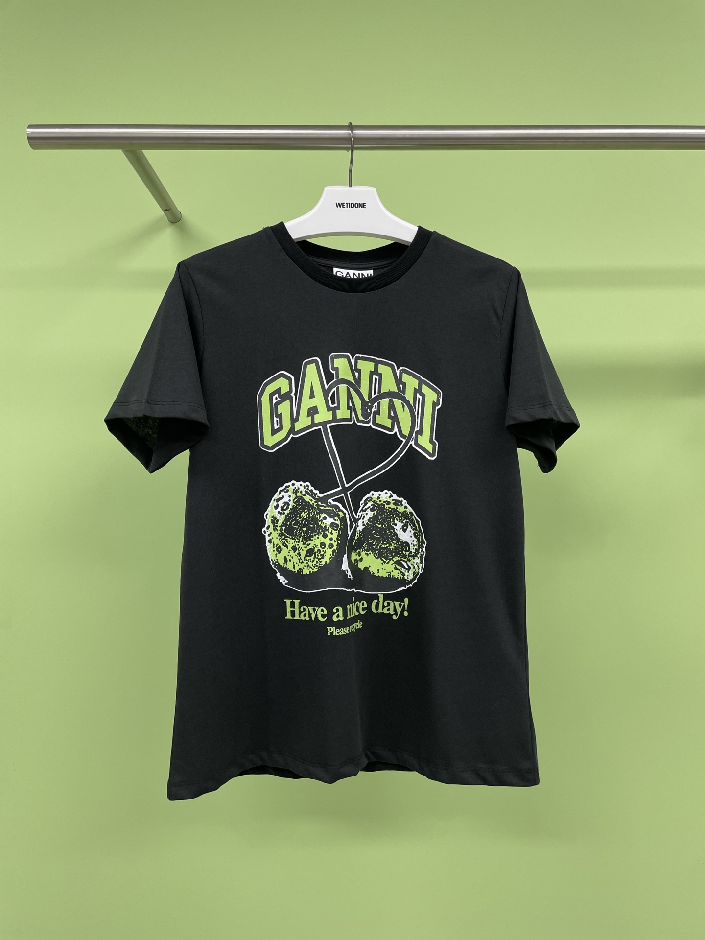 NO:321827,GANNI designer brand water soft cotton fruit series casual loose short-sleeved T-shirt, spring and summer continues the cute fruit style, cute cherry fruit pattern, matched with ice American latte to create a sweet and spicy American casual style, try it on and feels breathable and comfortable, very skin-friendly, like loose board shape, rolling up the sleeves will look more fashionable, loose straight-tube style, interpreting a variety of girlish feeling, the front pattern is clearly visible, exquisite and comfortable, and the clear and watery strawberry, banana, raspberry, plum, combined with the solid body, the smooth straight cut combined with the unique brand recognition makes the whole more playful and cute, and whether it is worn inside or alone, it presents a girl-like fresh and lively style. SML, T-shirt,tees, t-shirt, alexander wang19860909GANNI设计师品牌水柔棉水果系列休闲宽松短袖T恤,春夏延续可爱的水果风格,可爱的cherry水果图案,搭配冰美式拿铁色碰撞出甜辣的美式休闲风格,试穿感觉透气舒适,很亲肤,喜欢宽松板型,袖子挽起来会显得更时尚,宽松直筒版型,诠释了多种多样的少女感,前幅纹路清晰可见,精致舒服,剔透水灵的草莓、香蕉、树莓、李子,与纯色大身组合在一起,直筒流畅剪裁结合独特的品牌辨识度,让整体多了几分俏皮可爱,无论内搭或单穿都呈现出少女般清新活泼的风格. 码数SML,,T-shirt,tees，t-shirt,alexander wang,Women's clothing