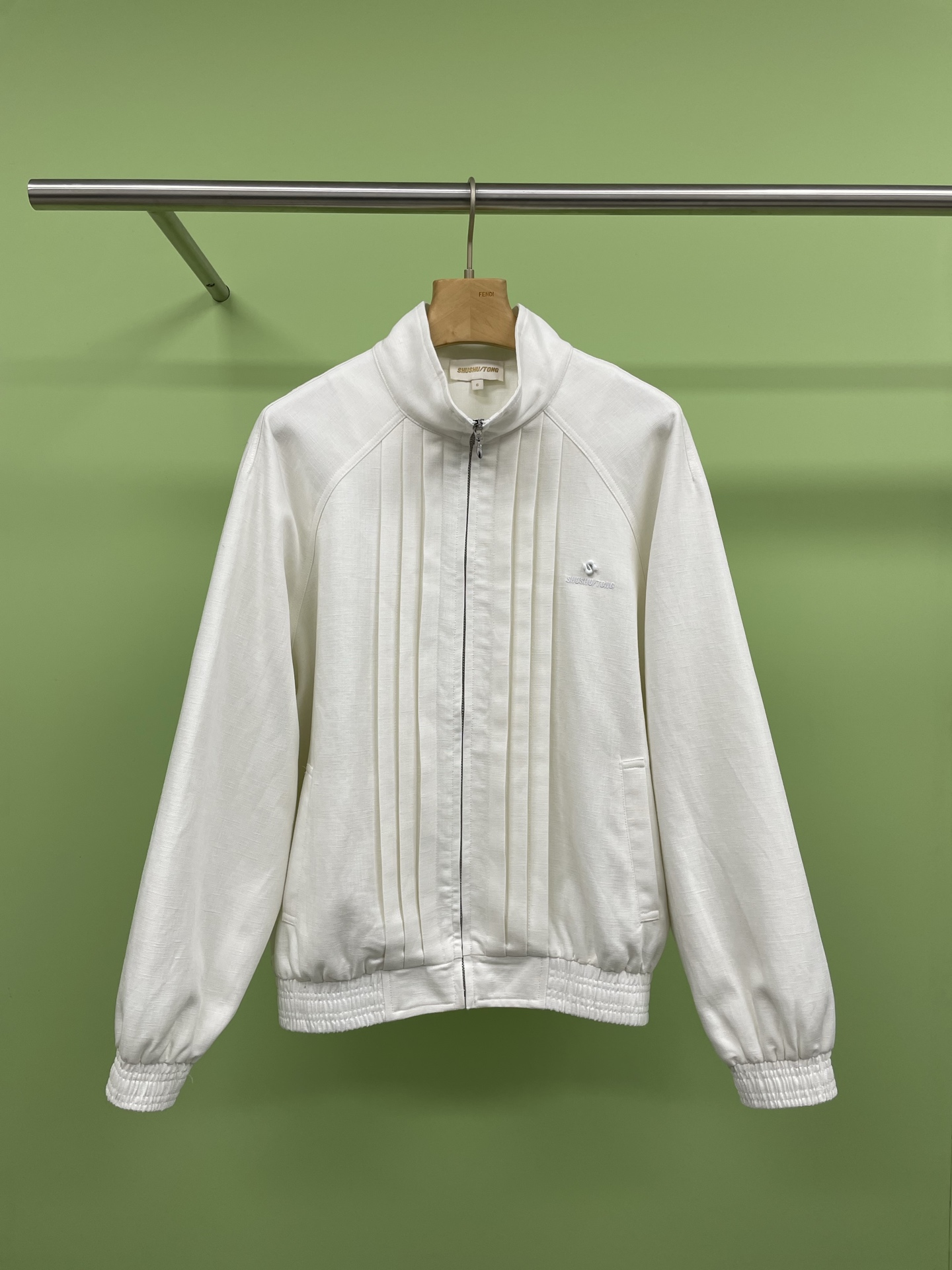 NO:323518,Shushutong2025 casual sports style linen jacket, today I must share with you the linen hooded jacket I love recently, it is simply my relaxed outfit, linen fabric, the first feeling of the upper body is cool and breathable, just like a breeze in summer, the unique texture of linen not only increases the texture of the clothes, but also has a casual and free atmosphere, the more you look at it, the more you taste it, the small stand-up collar design is simply the finishing touch, lazy and casual, whether it is daily going out on the street or exercise, it can be easily controlled, it can not only prevent wind and warmth, but also create a different styling feeling, the pocket position is just right, insert your hands into the pocket, and the aura is instantly full, and it is also very practical. Put a mobile phone and key when you go out.  The spoons are super convenient. This color is really gentle and full of high-end feeling. It can be matched with almost any color of inner wear and bottom. Whether it is fresh light-colored jeans or simple black long skirts, it can be perfectly adapted to create different styles of outfits. A simple white T-shirt and black straight-leg pants inside, and this linen jacket is comfortable and fashionable. Even if you sit in the office for a long time, you won’t feel stuffy. On weekends, the inner wear is replaced with a colorful suspender and a floral short skirt on the lower body, which instantly turns into a vacation style. It is super photogenic to take photos. Whether it is material, design or matching, it is impeccable. If you are also looking for a jacket that is both comfortable and fashionable, you might as well try it. I believe you will fall in love.  SML, Skirts, jeans, jackets & coats, jackets & coats, tees, t-shirt, hats, alexander wang19860909Shushutong2025休闲运动风亚麻夹克外套,今天必须给你们分享我最近超爱的亚麻连帽外套,简直是我的松弛感穿搭神搭,亚麻面料,上身的第一感觉就是清凉透气,就像夏日里的一阵微风轻轻拂过,亚麻独有的纹理,不仅增加了衣物的质感,还带着一种随性自在的氛围,越看越有味道,小立领的设计简直是点睛之笔,慵懒又随性,不管是日常出街还是运动健身,都能轻松驾驭,既能防风保暖,又能营造出不同的造型感,口袋的位置也恰到好处,双手插兜,瞬间气场拉满,而且还很实用,出门放个手机、钥匙啥的超方便,这个颜色真的太温柔了,满满的高级感,它几乎可以搭配任何色系的内搭和下装,无论是清新的浅色牛仔裤,还是简约的黑色长裙,都能完美适配,轻松打造出不同风格的穿搭,里面搭一件简约的白色T恤和黑色直筒裤,再配上这亚麻外套,舒适又不失时尚感,即使长时间坐在办公室也不会觉得闷热.周末出游,内搭换成彩色的吊带,下身搭配一条碎花短裙,瞬间变身度假风,拍照超上镜,无论是材质、设计还是搭配性都无可挑剔,如果你也在寻找一件既舒适又时尚的外套,不妨试试它,相信你一定会爱上. 码数SML,,skirts,jeans,jackets & coats,jackets & coats,tees，t-shirt,hats,alexander wang,Women's clothing