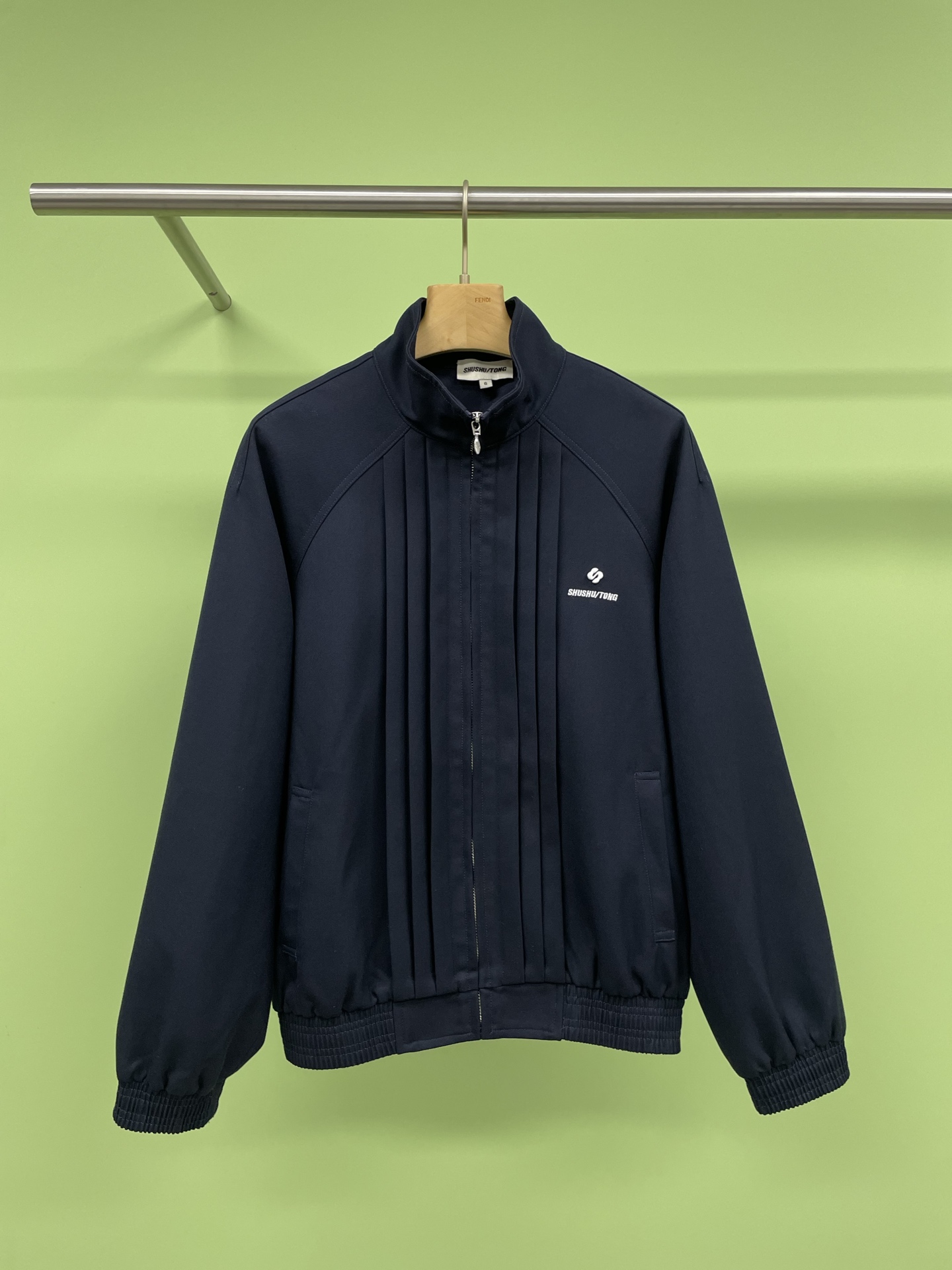 NO:323521,Shushutong2025 casual sports style linen jacket, today I must share with you the linen hooded jacket I love recently, it is simply my relaxed outfit, linen fabric, the first feeling of the upper body is cool and breathable, just like a breeze in summer, the unique texture of linen not only increases the texture of the clothes, but also has a casual and free atmosphere, the more you look at it, the more you taste it, the small stand-up collar design is simply the finishing touch, lazy and casual, whether it is daily going out on the street or exercise, it can be easily controlled, it can not only prevent wind and warmth, but also create a different styling feeling, the pocket position is just right, insert your hands into the pocket, and the aura is instantly full, and it is also very practical. Put a mobile phone and key when you go out.  The spoons are super convenient. This color is really gentle and full of high-end feeling. It can be matched with almost any color of inner wear and bottom. Whether it is fresh light-colored jeans or simple black long skirts, it can be perfectly adapted to create different styles of outfits. A simple white T-shirt and black straight-leg pants inside, and this linen jacket is comfortable and fashionable. Even if you sit in the office for a long time, you won’t feel stuffy. On weekends, the inner wear is replaced with a colorful suspender and a floral short skirt on the lower body, which instantly turns into a vacation style. It is super photogenic to take photos. Whether it is material, design or matching, it is impeccable. If you are also looking for a jacket that is both comfortable and fashionable, you might as well try it. I believe you will fall in love.  SML, Skirts, jeans, jackets & coats, jackets & coats, tees, t-shirt, hats, alexander wang19860909Shushutong2025休闲运动风亚麻夹克外套,今天必须给你们分享我最近超爱的亚麻连帽外套,简直是我的松弛感穿搭神搭,亚麻面料,上身的第一感觉就是清凉透气,就像夏日里的一阵微风轻轻拂过,亚麻独有的纹理,不仅增加了衣物的质感,还带着一种随性自在的氛围,越看越有味道,小立领的设计简直是点睛之笔,慵懒又随性,不管是日常出街还是运动健身,都能轻松驾驭,既能防风保暖,又能营造出不同的造型感,口袋的位置也恰到好处,双手插兜,瞬间气场拉满,而且还很实用,出门放个手机、钥匙啥的超方便,这个颜色真的太温柔了,满满的高级感,它几乎可以搭配任何色系的内搭和下装,无论是清新的浅色牛仔裤,还是简约的黑色长裙,都能完美适配,轻松打造出不同风格的穿搭,里面搭一件简约的白色T恤和黑色直筒裤,再配上这亚麻外套,舒适又不失时尚感,即使长时间坐在办公室也不会觉得闷热.周末出游,内搭换成彩色的吊带,下身搭配一条碎花短裙,瞬间变身度假风,拍照超上镜,无论是材质、设计还是搭配性都无可挑剔,如果你也在寻找一件既舒适又时尚的外套,不妨试试它,相信你一定会爱上. 码数SML,,skirts,jeans,jackets & coats,jackets & coats,tees，t-shirt,hats,alexander wang,Women's clothing