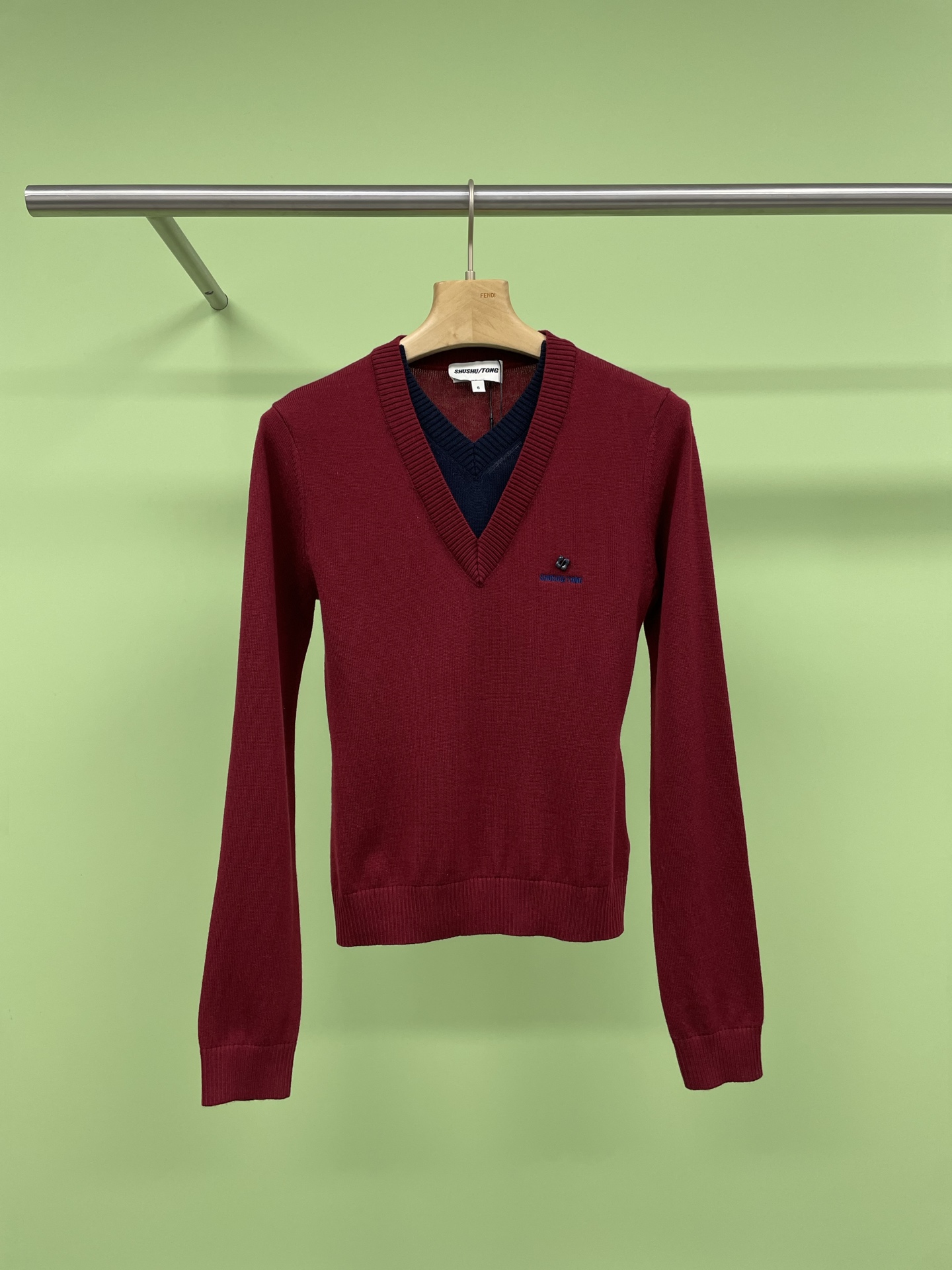 NO:323500,Shushutong2025V neck fake two-piece wool blend knitted base shirt, contrasting color splicing is more fashionable than single knitted. It looks like layering two pieces, which is very styling and does not need to be bothered. The fashionable and elegant are in place in one step. The fine pit strip knitted texture is fluffy and soft. It is skin-friendly and does not tie, and has good moisture absorption and breathability. Ultra-fine wool is more delicate than ordinary fabrics. The upper body lines are smooth, the pit strip texture is obvious, the layering is strong, and it has a slim visual. The color will not be too out of place and is versatile and practical, simple and fashionable. The earth camel color has a sense of autumn and winter atmosphere. The design of the fake two-piece has its own layers, and the fashionable contrasting color layering visual effect can easily get rid of the boring feeling of passers-by without bothering to match it. SML, alexander  wang19860909Shushutong2025V领假两件羊毛混纺针织打底衫,撞色拼接比单一的针织要有时髦感的多视觉上看着就像是叠穿两件,很有造型感无需费心搭配,时髦感、优雅度一步到位,细坑条针织纹理,修身弹力大面料手感蓬松软糯,穿着亲肤不扎,具有良好的吸湿透气性,超细羊毛比一般的面料更加细腻,上身线条流畅,坑条肌理明显,层次感强,自带显瘦视觉,颜色不会过分出位又百搭实穿,简单又不失时髦气息,大地驼色很有秋冬氛围感,假两件的设计自带层次,时髦撞色叠穿视效,轻松甩掉乏味路人感不用费心搭配就能轻松穿出品味和气质.码数SML,,alexander wang,Women's clothing