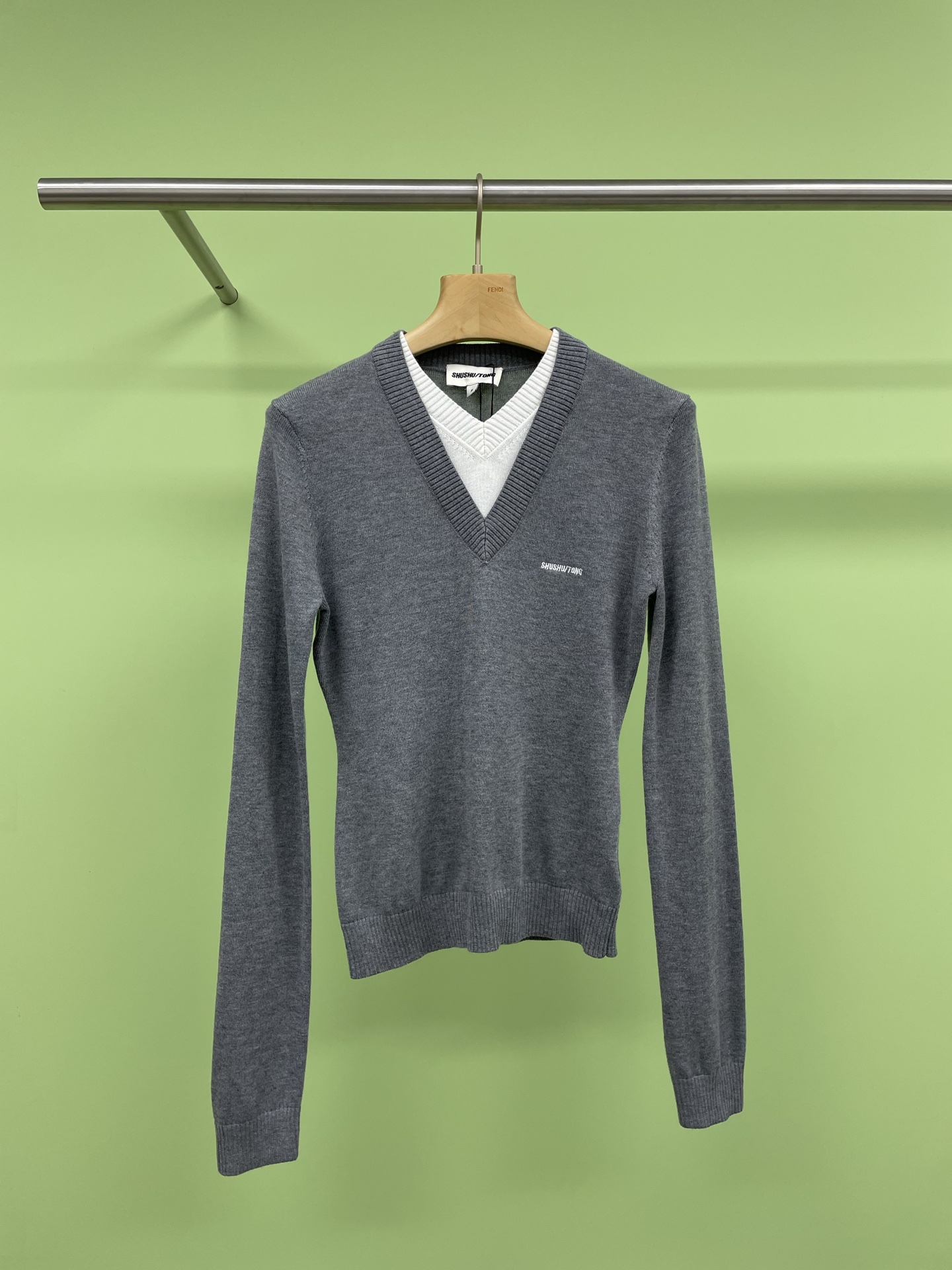 NO:323506,Shushutong2025V neck fake two-piece wool blend knitted base shirt, contrasting color splicing is more fashionable than single knitted. It looks like layering two pieces, which is very styling and does not need to be bothered. The fashionable and elegant are in place in one step. The fine pit strip knitted texture is fluffy and soft. It is skin-friendly and does not tie, and has good moisture absorption and breathability. Ultra-fine wool is more delicate than ordinary fabrics. The upper body lines are smooth, the pit strip texture is obvious, the layering is strong, and it has a slim visual. The color will not be too out of place and is versatile and practical, simple and fashionable. The earth camel color has a sense of autumn and winter atmosphere. The design of the fake two-piece has its own layers, and the fashionable contrasting color layering visual effect can easily get rid of the boring feeling of passers-by without bothering to match it. SML, alexander  wang19860909Shushutong2025V领假两件羊毛混纺针织打底衫,撞色拼接比单一的针织要有时髦感的多视觉上看着就像是叠穿两件,很有造型感无需费心搭配,时髦感、优雅度一步到位,细坑条针织纹理,修身弹力大面料手感蓬松软糯,穿着亲肤不扎,具有良好的吸湿透气性,超细羊毛比一般的面料更加细腻,上身线条流畅,坑条肌理明显,层次感强,自带显瘦视觉,颜色不会过分出位又百搭实穿,简单又不失时髦气息,大地驼色很有秋冬氛围感,假两件的设计自带层次,时髦撞色叠穿视效,轻松甩掉乏味路人感不用费心搭配就能轻松穿出品味和气质.码数SML,,alexander wang,Women's clothing