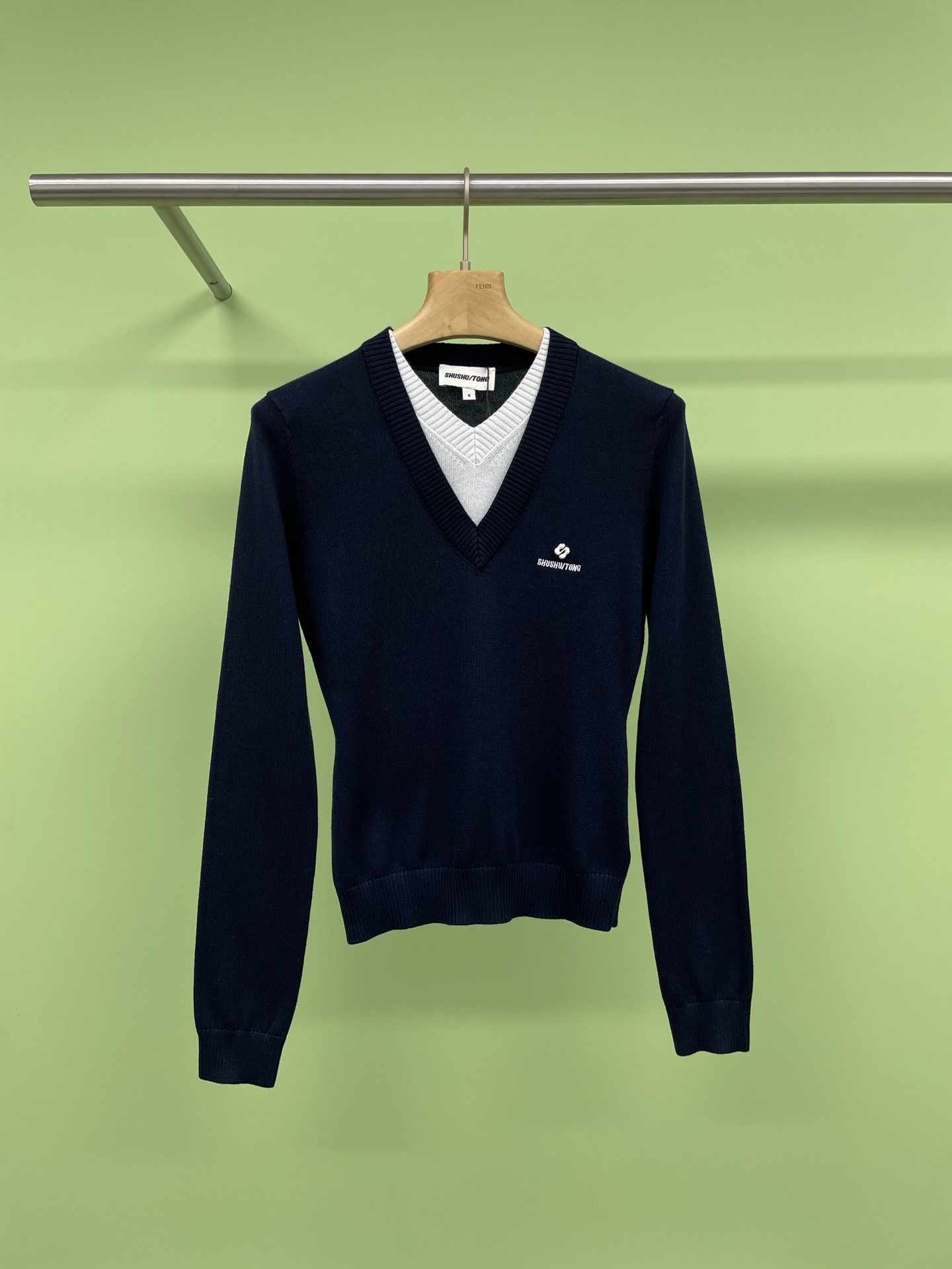 NO:323512,Shushutong2025V neck fake two-piece wool blend knitted base shirt, contrasting color splicing is more fashionable than single knitted. It looks like layering two pieces, which is very styling and does not need to be bothered. The fashionable and elegant are in place in one step. The fine pit strip knitted texture is fluffy and soft. It is skin-friendly and does not tie, and has good moisture absorption and breathability. Ultra-fine wool is more delicate than ordinary fabrics. The upper body lines are smooth, the pit strip texture is obvious, the layering is strong, and it has a slim visual. The color will not be too out of place and is versatile and practical, simple and fashionable. The earth camel color has a sense of autumn and winter atmosphere. The design of the fake two-piece has its own layers, and the fashionable contrasting color layering visual effect can easily get rid of the boring feeling of passers-by without bothering to match it. SML, alexander  wang19860909Shushutong2025V领假两件羊毛混纺针织打底衫,撞色拼接比单一的针织要有时髦感的多视觉上看着就像是叠穿两件,很有造型感无需费心搭配,时髦感、优雅度一步到位,细坑条针织纹理,修身弹力大面料手感蓬松软糯,穿着亲肤不扎,具有良好的吸湿透气性,超细羊毛比一般的面料更加细腻,上身线条流畅,坑条肌理明显,层次感强,自带显瘦视觉,颜色不会过分出位又百搭实穿,简单又不失时髦气息,大地驼色很有秋冬氛围感,假两件的设计自带层次,时髦撞色叠穿视效,轻松甩掉乏味路人感不用费心搭配就能轻松穿出品味和气质.码数SML,,alexander wang,Women's clothing