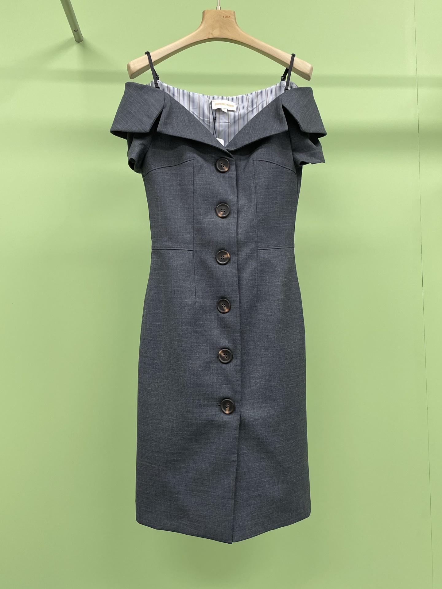 NO:323527,Shushutong 2025 early spring new French gentle style one-length lapel slim dress, beautiful one-length collar dress, showing elegant charm, simple but elegant design, the skirt is made of soft and comfortable fabric, and the feeling of wearing is excellent. The one-length collar design shows charming collarbone lines, suitable for wearing in various occasions, whether paired with high heels or casual shoes, it can easily show fashion sense. This one-length collar dress is suitable for daily wear and attending important occasions. Its elegant design can highlight the charm of women, and at the same time show confidence and fashion. It is suitable for women of all ages, especially those who like simple and elegant styles. Whether students or office workers, they can find their own style in this dress. What are the sisters waiting for?  Come and try this one-length dress!  Let you stand out from the crowd and be the focus. SML, high heels, skirts, alexander wang19860909Shushutong2025早春新法式温柔风一字翻领修身连衣裙,绝美一字领连衣裙,展现优雅魅力,设计简约而不失优雅,裙子采用柔软舒适的面料,穿着感受极佳,一字领设计展现出迷人的锁骨线条,适合各种场合穿着,无论是搭配高跟鞋还是休闲鞋,都能轻松展现时尚感,这款一字领连衣裙既适合日常穿搭,也适合出席重要场合,其优雅的设计能凸显女性的魅力,同时展现出自信与时尚,适合各种年龄段的女性,特别是喜欢简约优雅风格的朋友们,无论是学生党还是上班族,都能在这款连衣裙中找到自己的风格,姐妹们还在等什么？快来试试这款一字领连衣裙吧！让你在人群中脱颖而出,成为焦点所在. 码数SML,,high heels,skirts,alexander wang,Women's clothing