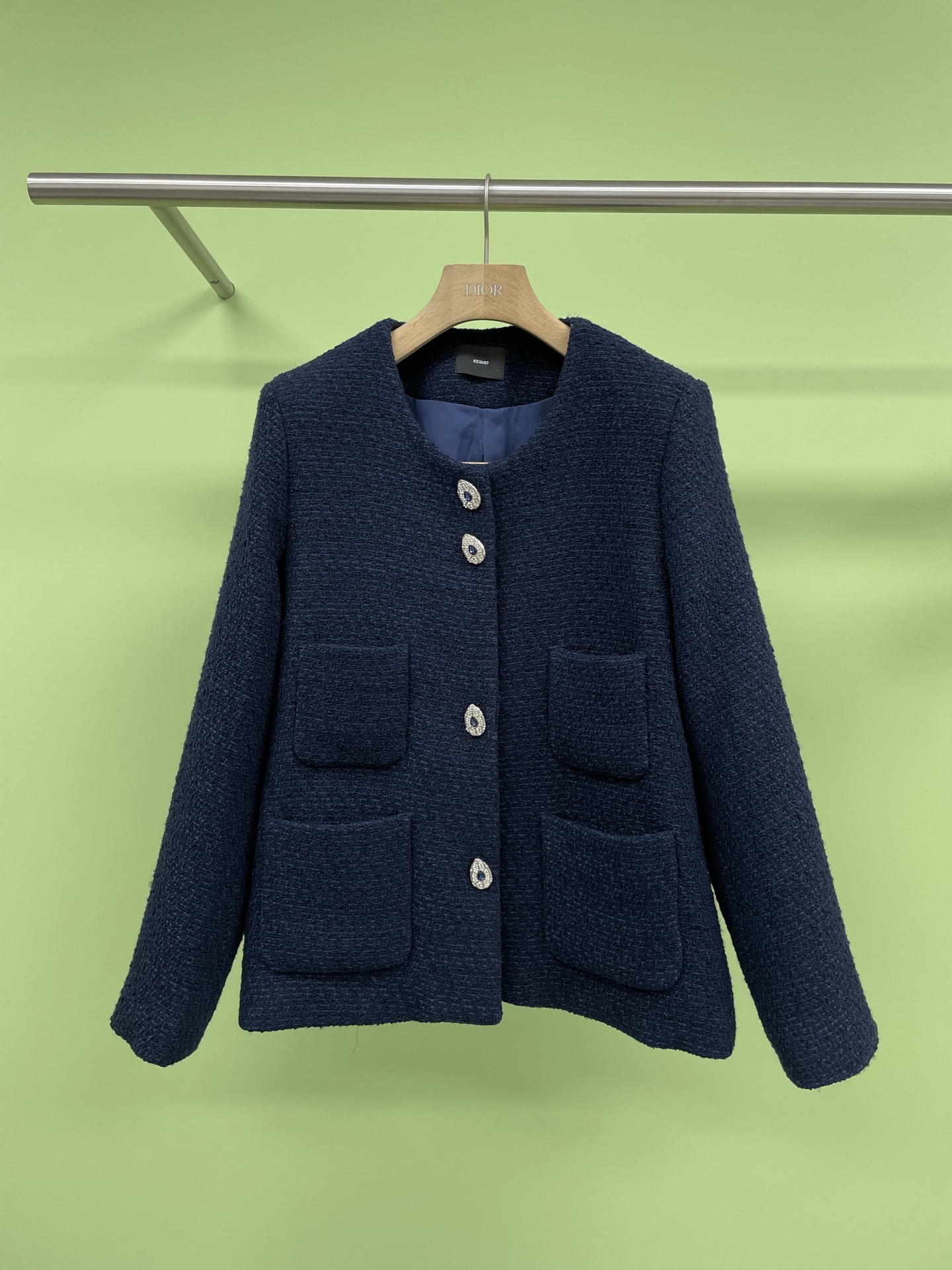 NO:323535,ICE DUST designer brand 25 spring and summer classic four-pocket small fragrant style jacket, high-end customer-sensing imported blue tweed jacket, is an extremely soft and light cotton tweed, with a light regular kelp knot yarn, very classic color, suitable for both sets and items, the style is a round neck four-pocket loose style, and if you have a plump breast, you can also choose it with confidence, so you won’t look fat at all. The overall upper body picture shows your figure and feminineness, the sleeve length will not be particularly long, and it is cleaner and neat. It is very easy to wear in the air conditioner room in summer, sweet and age-reducing, and the textured blue tone, the classic temperament style never disappoints. SML, Jackets & coats, alexander wang19860909ICE DUST设计师品牌25春夏经典四口袋小香风外套,高级感客定进口蓝色粗花呢外套,是极其柔软轻薄的棉质花呢,有着浅浅的规律的海带结纱线,非常经典的色系,无论是套装还是单品都很适合,版型是圆领四口袋宽松款式,胸部比较丰满的亲也可以放心选择,完全不会显胖噢,整体上身图显身材和女人味,袖长不会特别长,更加干净利落,夏天在空调间穿很利索,甜美又减龄,富有肌理感的蓝色调,经典气质款的小香风从不让人失望. 码数SML,,jackets & coats,alexander wang,Women's clothing