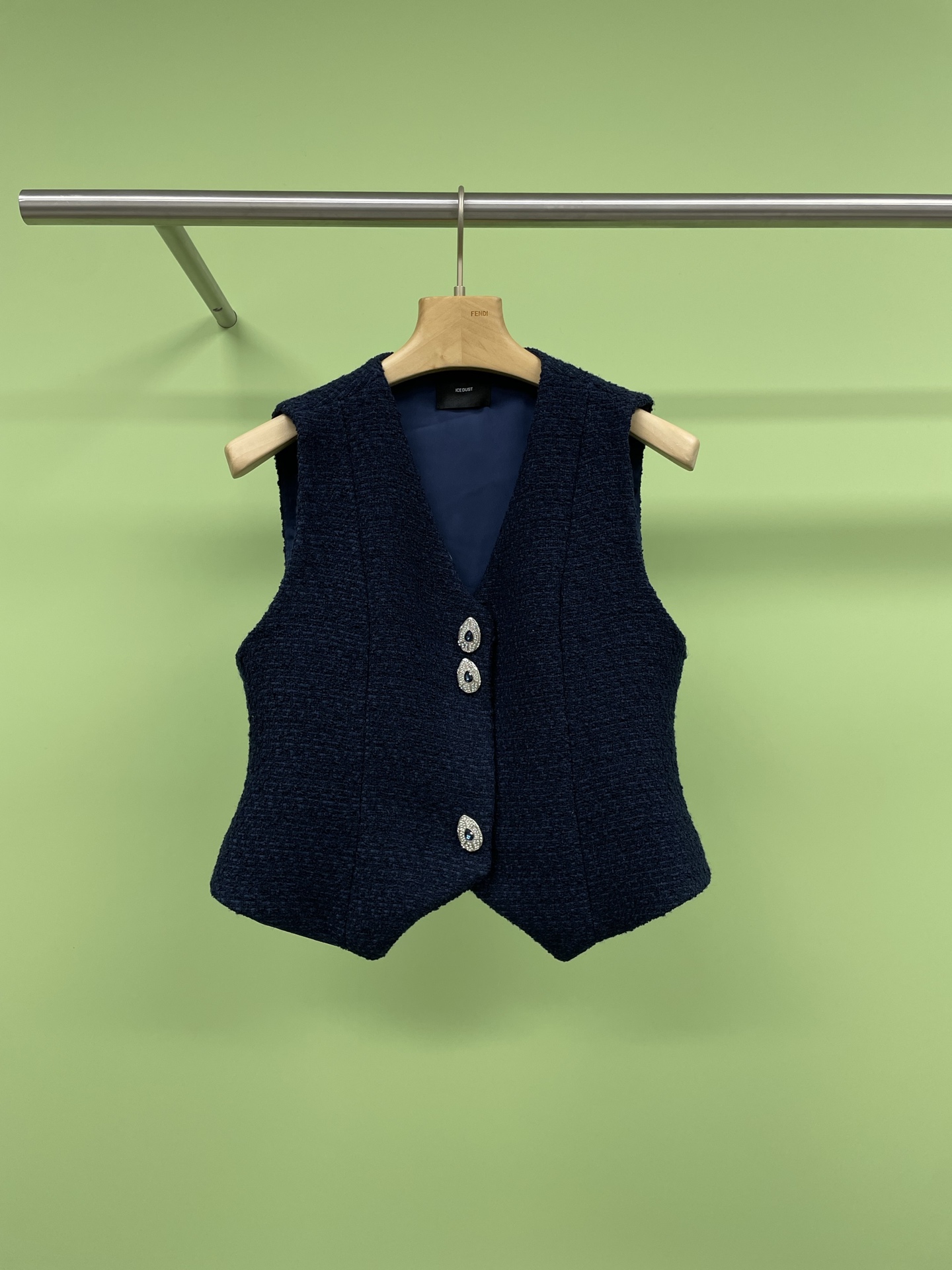 NO:323531,ICE DUST designer brand 25 spring and summer classic small fragrant vest. This vest uses fabrics that are the same as Grandma Xiang, and every inch reveals extraordinaryness. Especially the flower yarn imported from Japan is a bit like butterfly yarn, which is dotted with subtle shiny crystals, like the brightest star in the night sky. When you wear it, you are the walking lady himself. To be honest, the style of this vest is simply amazing. It is a super waist-pinching design, and the back is cleverly integrated with the curve of the small waist. When you put it on, the waistline instantly increases, the overall proportion is lengthened, and the slimming effect is full of slim effects. The moment I put it on, I couldn't help but look at it in front of the mirror. The hardware accessories are also full of scheming. The silver buttons are inlaid with small flash diamonds. When you turn it gently in the sun, the light and the thin flash of the fabric are complemented by beautiful tears. Many sisters are worried that the sleeveless vest will show their breasts?  Don't worry, we specially widened the underarm part of this model, perfectly hiding the little secret. Wear it, there is only elegance and no embarrassment. When paired with jeans, you are a capable strong woman in the workplace. Change into a dress and become a gentle and intellectual temperament goddess. One vest, two styles, and easily control any occasion. SML, skirts, jeans, alexander wang19860909ICE DUST设计师品牌25春夏经典小香风马甲,这款马甲采用了与香奶奶同源的面料,每一寸都透露着不凡,特别是那日本进口的花纱,有点像蝴蝶纱,上面点缀着细微的亮晶晶,仿佛夜空中最亮的星,穿上它,你就是行走的贵妇本人,讲真这件马甲的版型简直绝了,超级掐腰的设计,后背还巧妙融入了小蛮腰曲线,穿上它,腰线瞬间提升,整体比例拉长,显瘦效果满分,我穿上的那一刻,镜子前的自己都忍不住多看两眼,五金配件也是满满的心机哦,银色的扣子镶嵌着小闪钻,在阳光下轻轻一转,那光芒与面料的细闪交相辉映,简直美哭,很多姐妹担心无袖马甲会显副乳？别担心,这款我们特地加宽了腋下部分,完美隐藏小秘密,穿上它,只有优雅,没有尴尬,搭配牛仔裤你就是职场上的干练女强人,换上连衣裙秒变温柔知性的气质女神,一件马甲,两种风情,轻松驾驭任何场合. 码数SML,,skirts,jeans,alexander wang,Women's clothing