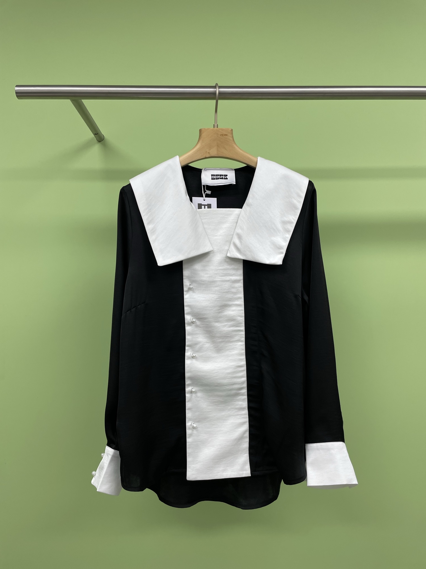 NO:323520,EENK Designer Brand 2025 new fake two-piece shawl splicing shirt, a very noble satin shirt, a distinctive black and white color-blocking design, and the buttons are all oval light sea pearls, which are particularly compatible with the overall temperament of the clothes. The collar is made of a large navy-collar lapel, making the satin-made shirt reduce age and not look old. It is an elegant atmosphere of a rich girl. The unique splicing design breaks the convention and is full of design sense, silky touch, super comfortable to wear with close body, irregular hem, and super slim, easily outlines the graceful figure. Whether it is a daily street or a date, wear it, the fashion sense is directly up, trendy people can quickly rush. SML, Shirts, shawls, alexander wang19860909EENK设计师品牌2025新品假两件披肩拼接衬衫,一款非常显贵气的缎面衬衣,黑白分明的拼色设计,纽扣都是采用椭圆形的淡海珍珠,与衣服的整体气质特别相配,领部做了一个海军领的大翻领,让缎面材质的衬衣减龄,不显老气,是一种优雅千金的氛围,独特的拼接设计,打破常规,满满的设计感,触感丝滑,贴身穿超舒服,不规则下摆超显瘦,轻松勾勒出曼妙身姿,不管是日常出街还是约会,穿上它,时尚感直接 up up,潮流精们快冲. 码数SML,,shirts,shawls,alexander wang,Women's clothing